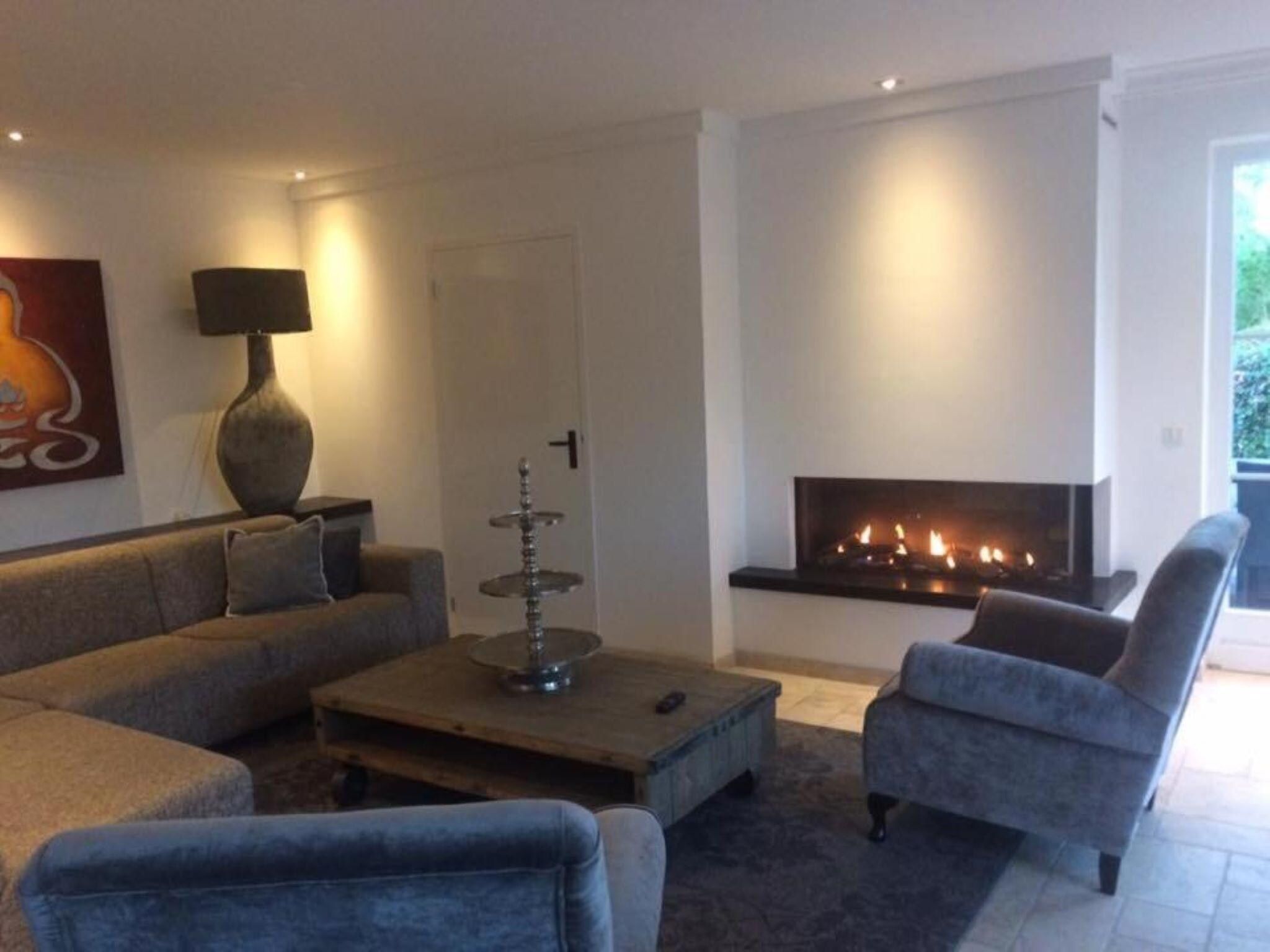 De woonkamer van Villa Bosrijk in Zeewolde