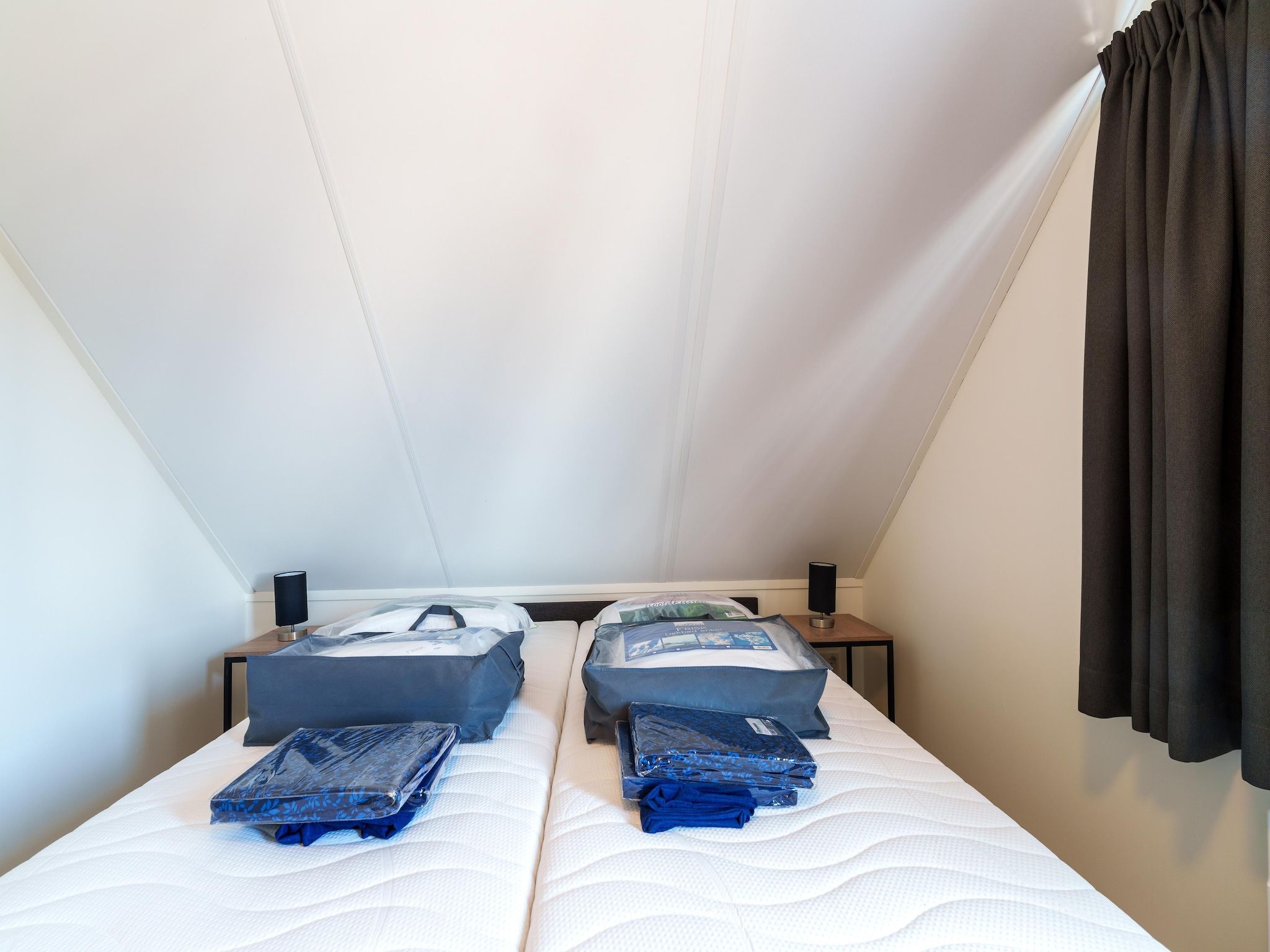 Een slaapkamer van Kuifduiker 124 in Simonshaven