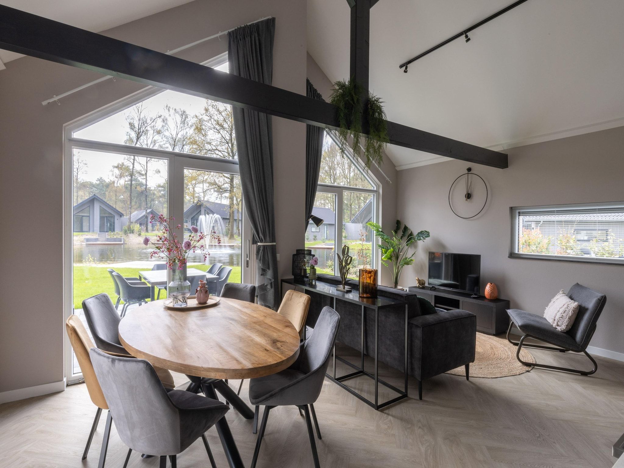 De eetkamer van Vakantiepark Latour 4 in Oirschot