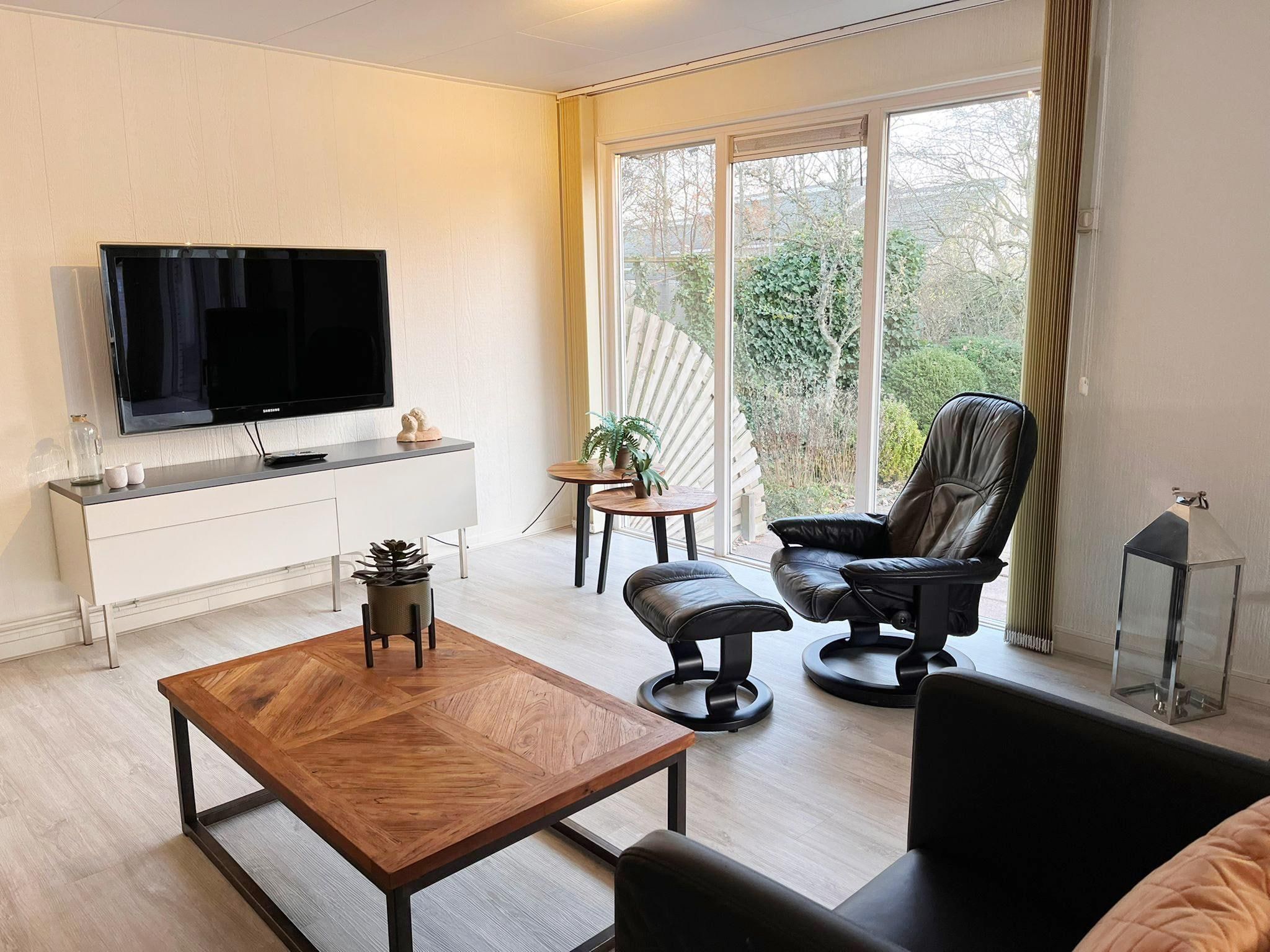 De woonkamer van Fijne bungalow in Makkum in Friesland