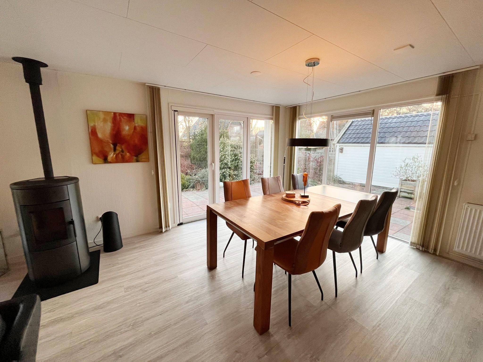 De eetkamer van Fijne bungalow in Makkum in Friesland