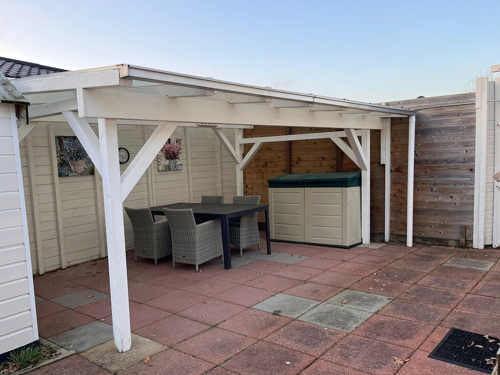 Het terras van Fijne bungalow in Makkum in Friesland