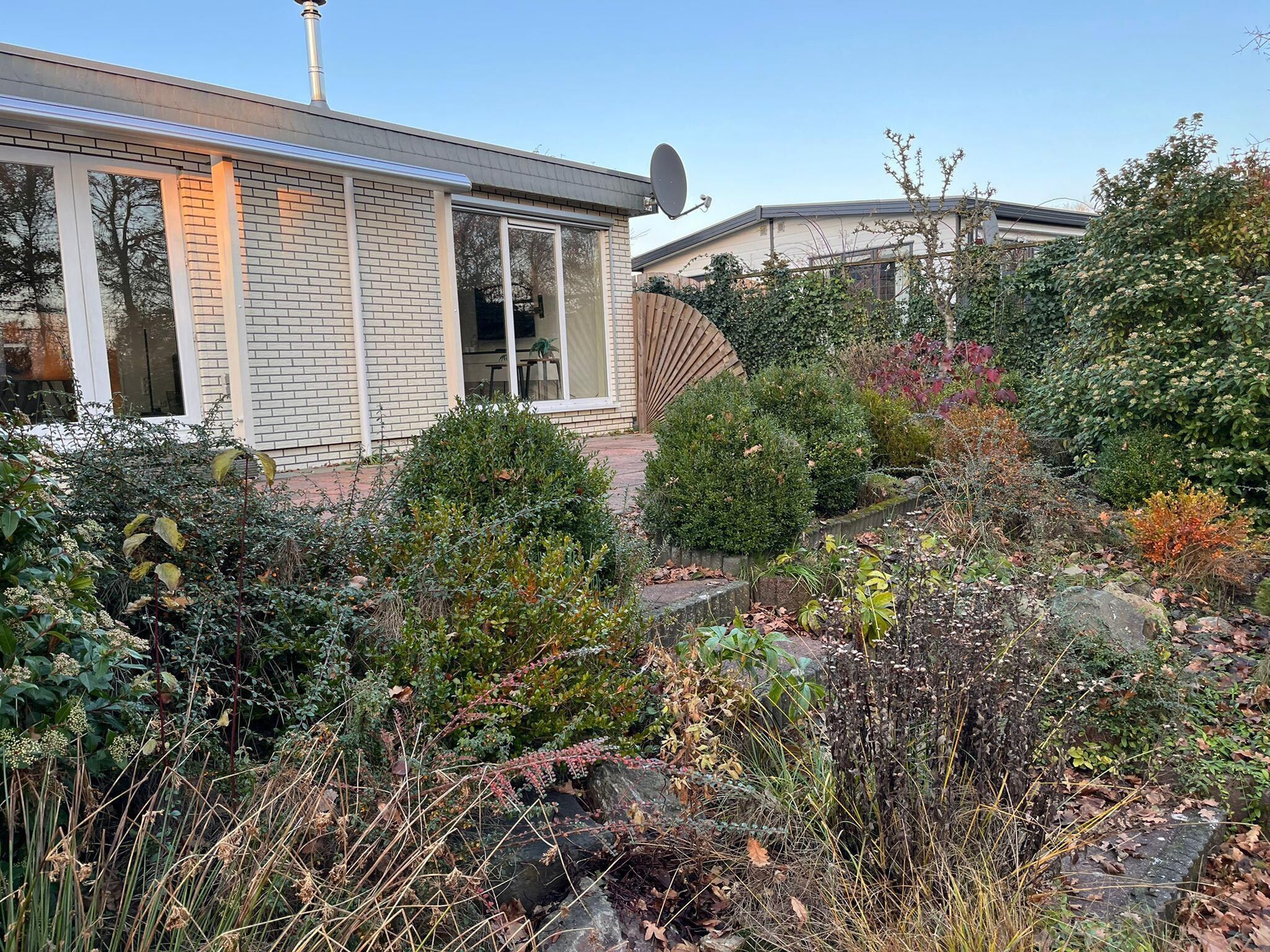 Het terras van Fijne bungalow in Makkum in Friesland