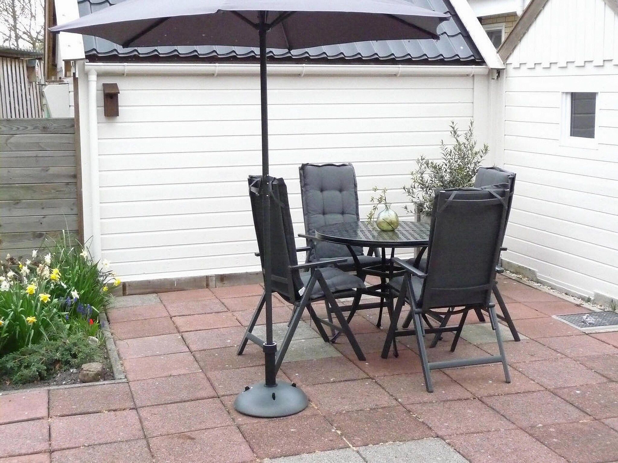 Het terras van Fijne bungalow in Makkum in Friesland