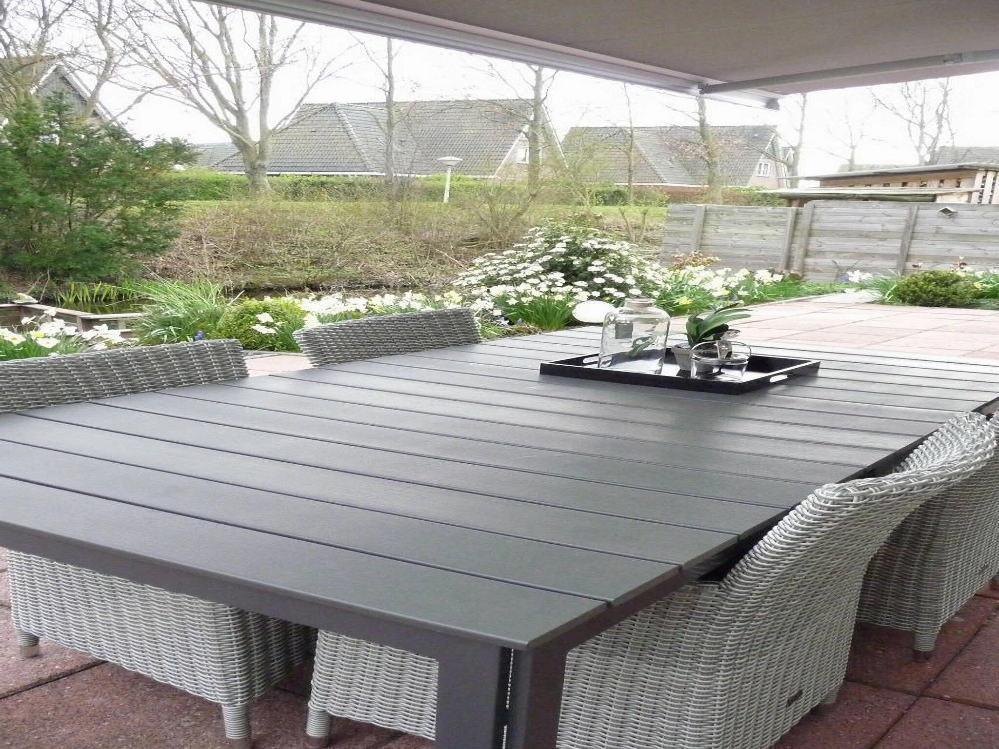 De tuin van Fijne bungalow in Makkum in Friesland