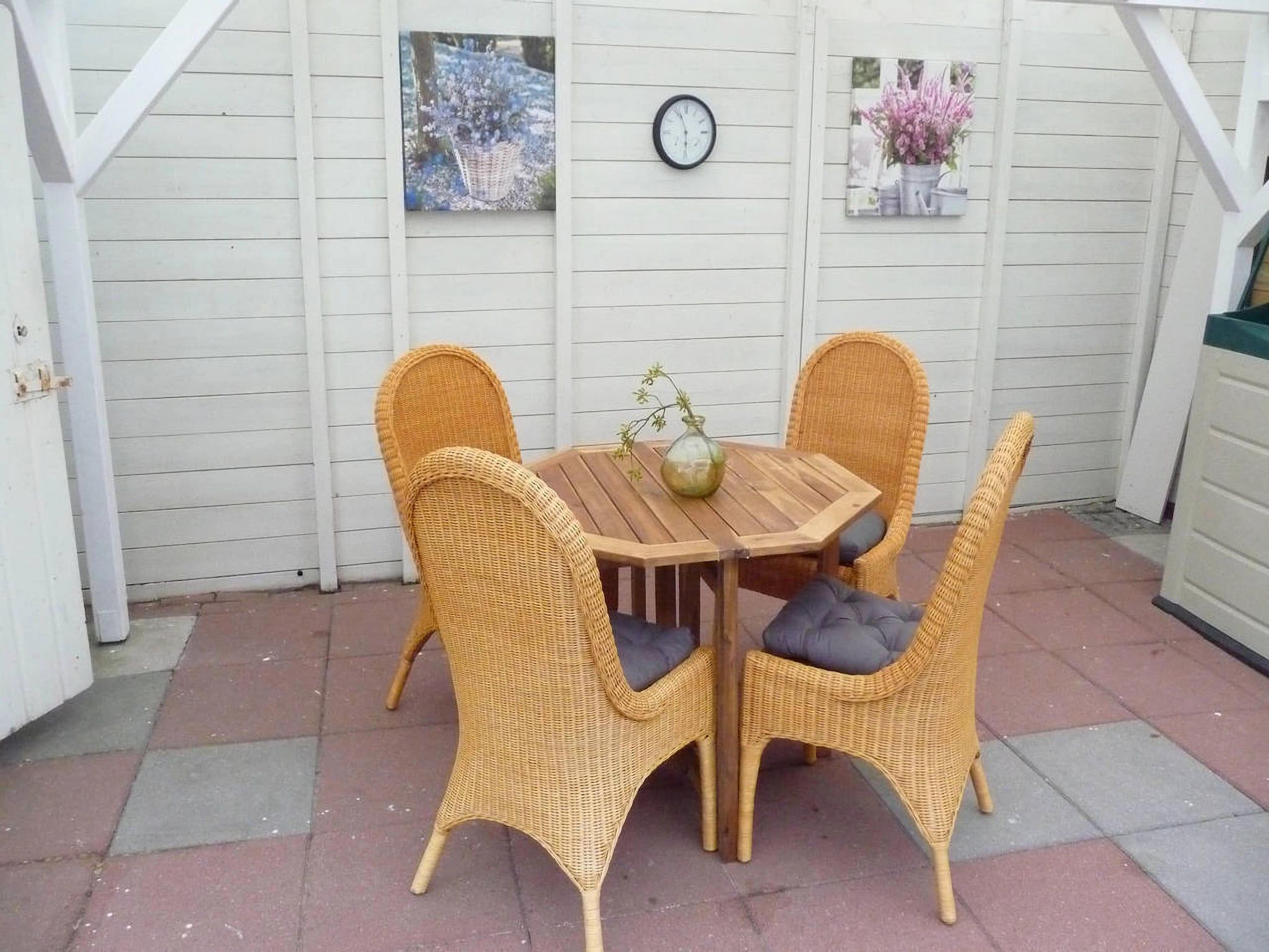 Het terras van Fijne bungalow in Makkum in Friesland