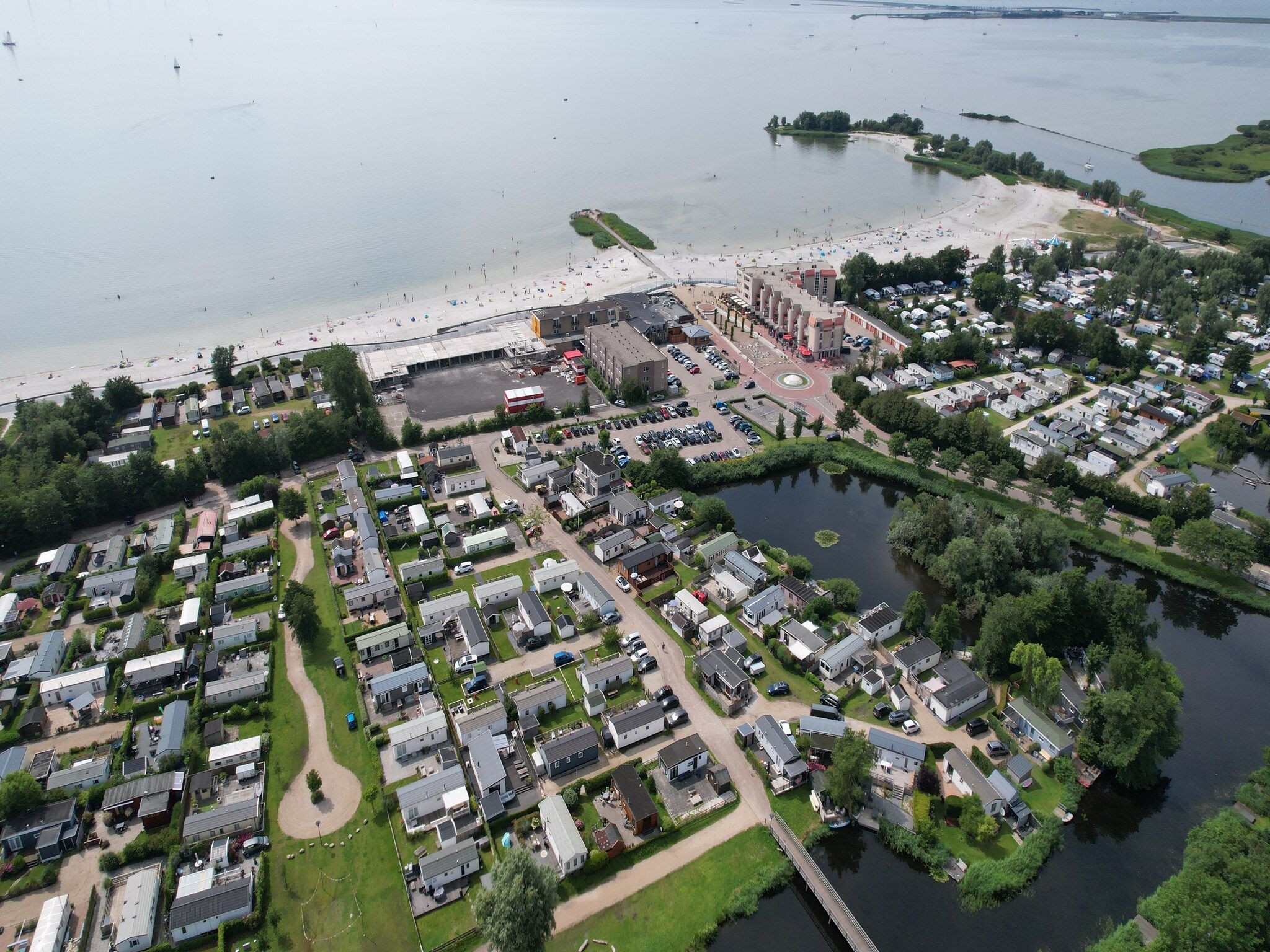 De buitenkant van Fijne bungalow in Makkum in Friesland