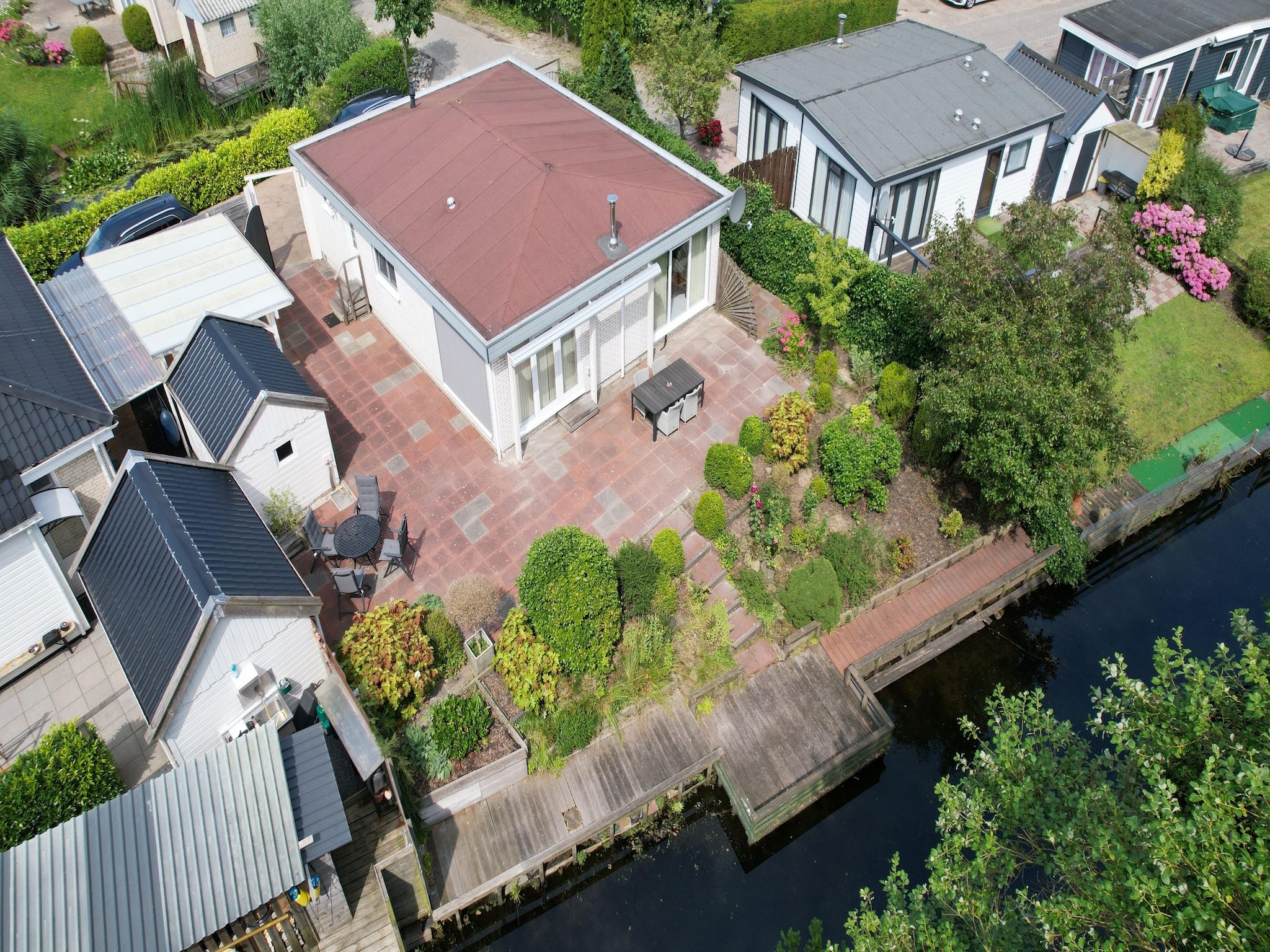 De buitenkant van Fijne bungalow in Makkum in Friesland