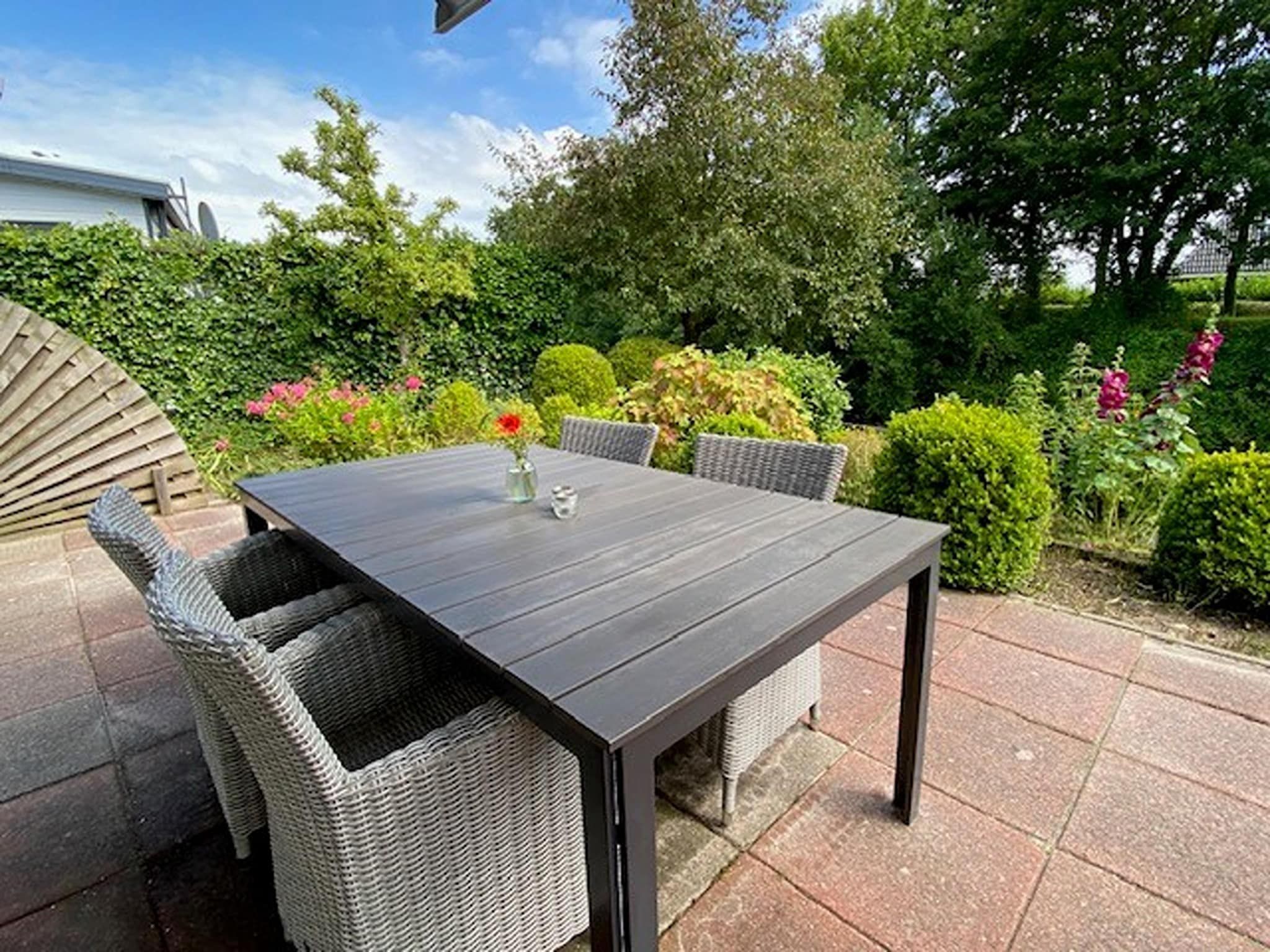 Het terras van Fijne bungalow in Makkum in Friesland