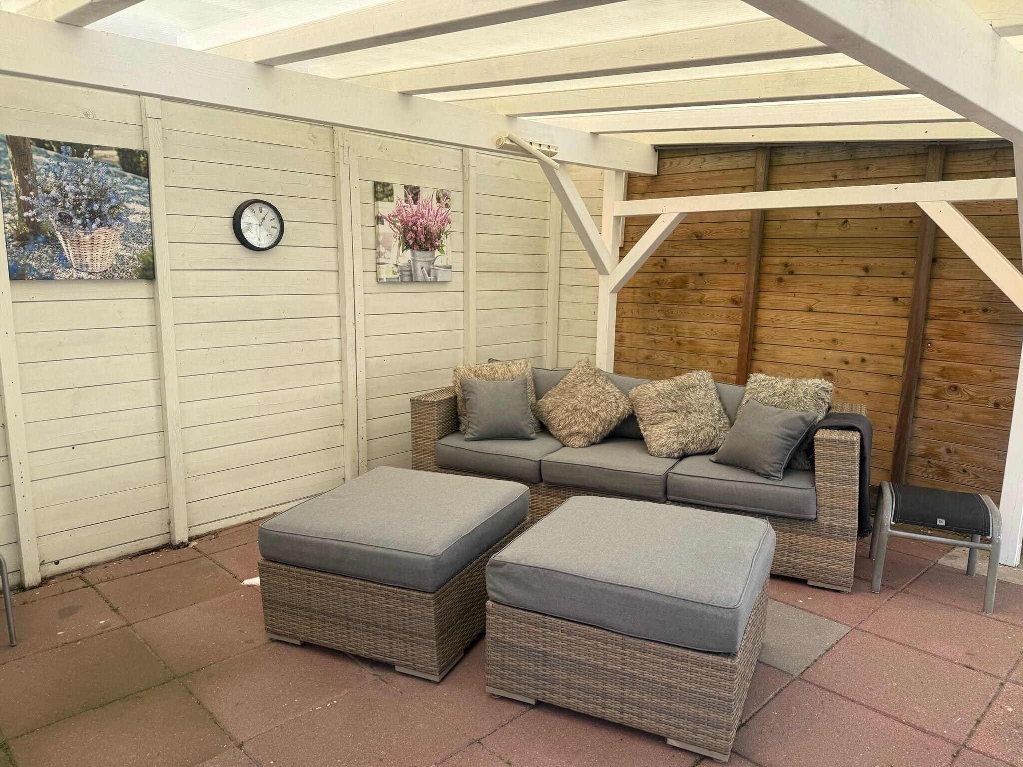 Het terras van Fijne bungalow in Makkum in Friesland