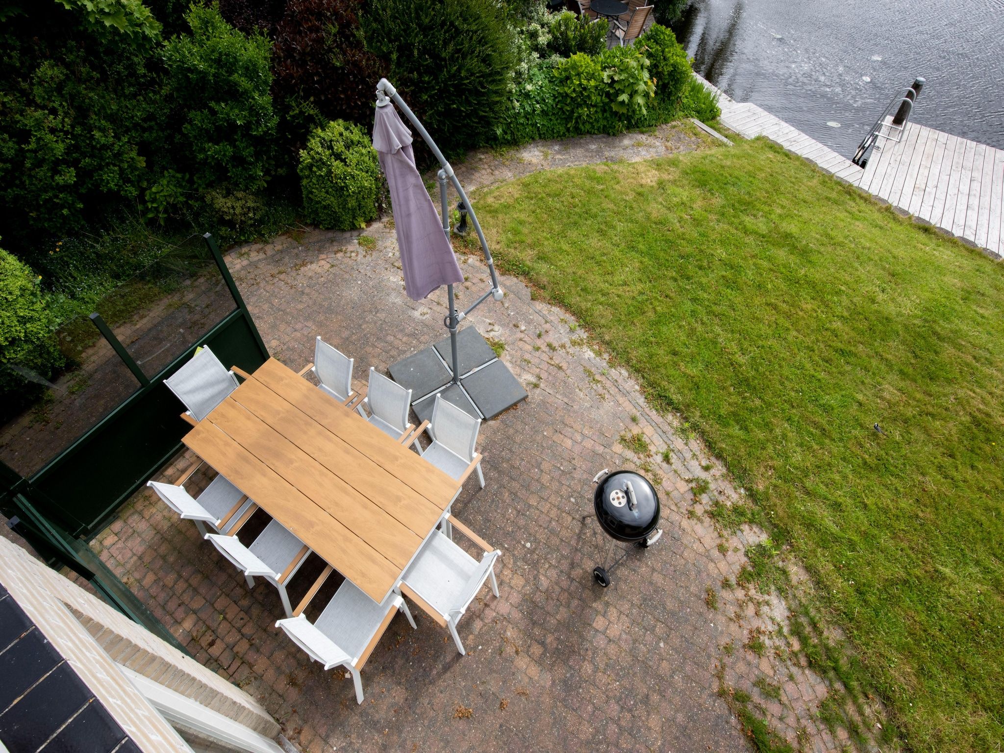 Het terras van Villa aan het water in Terherne in Terherne