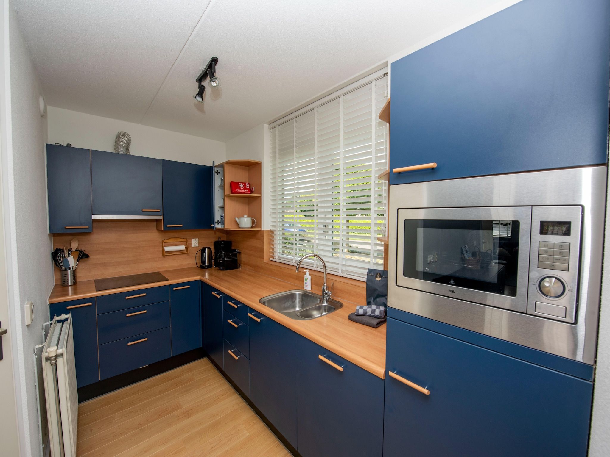 De keuken van Villa aan het water in Terherne in Terherne