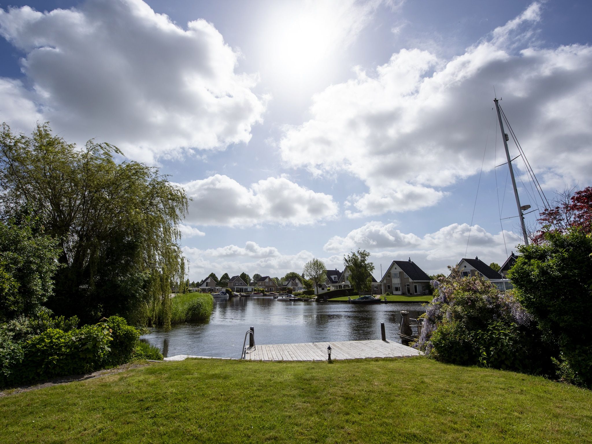 De tuin van Villa aan het water in Terherne in Terherne