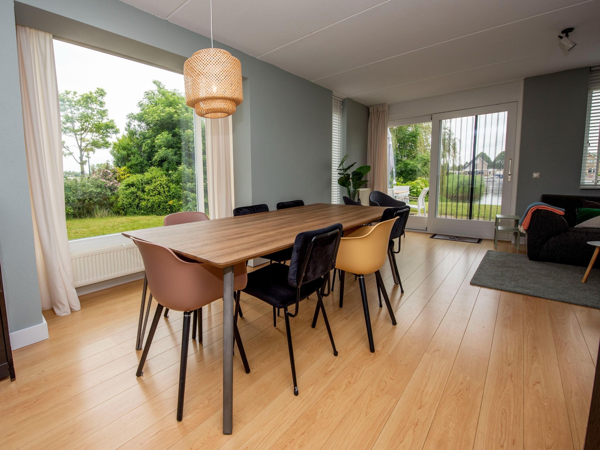De eetkamer van Villa aan het water in Terherne in Terherne