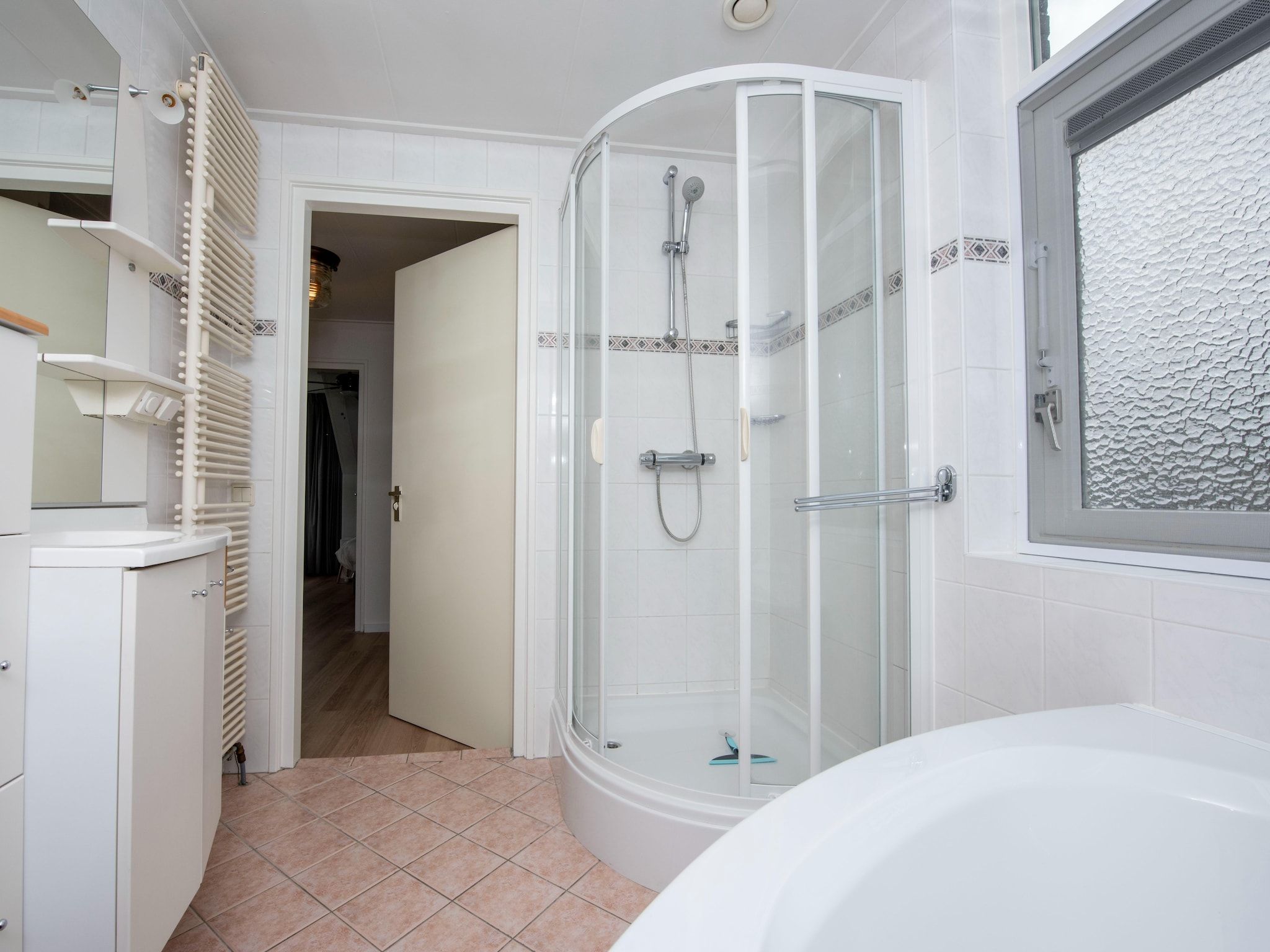 De badkamer van Villa aan het water in Terherne in Terherne