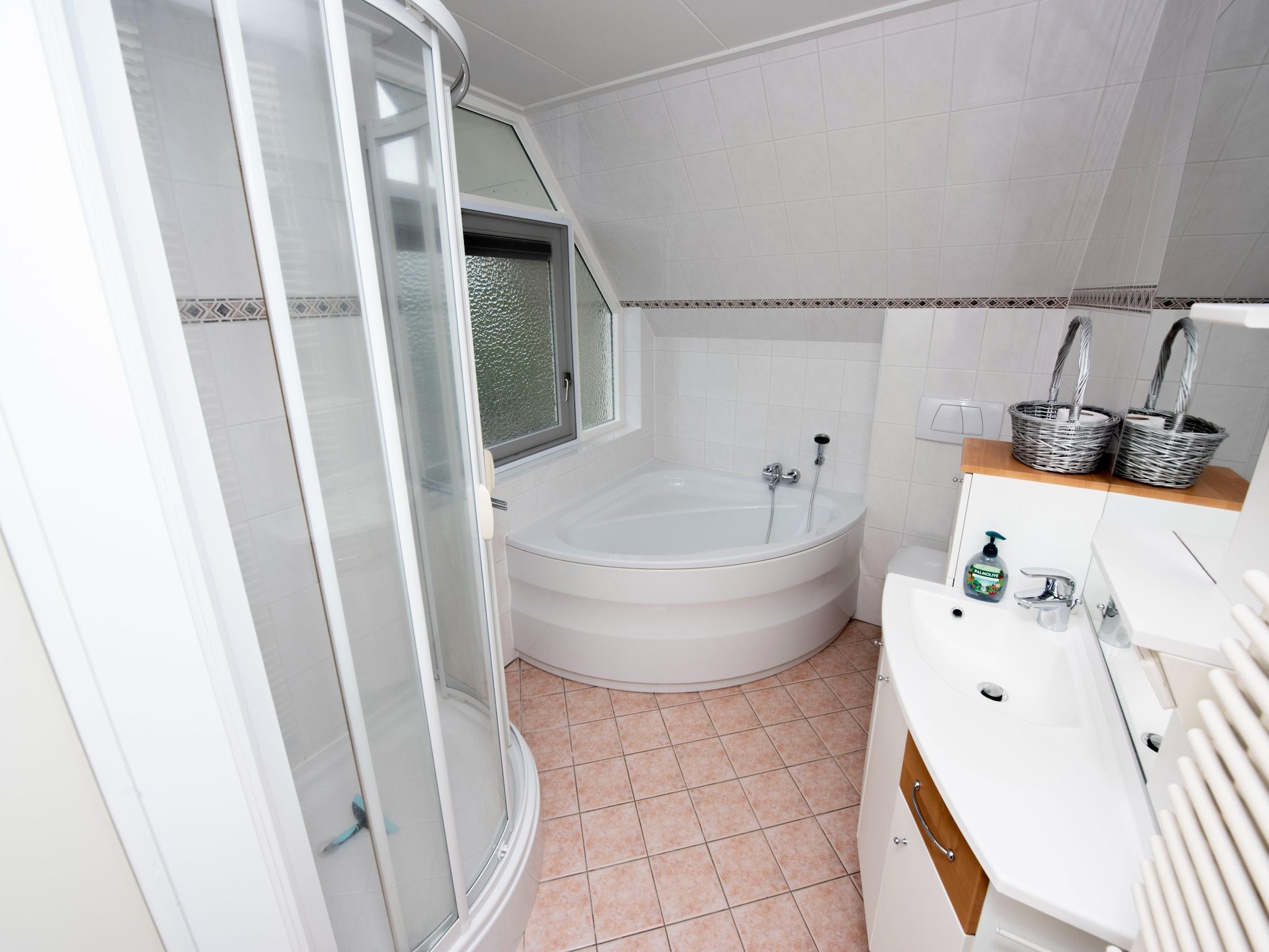 De badkamer van Villa aan het water in Terherne in Terherne