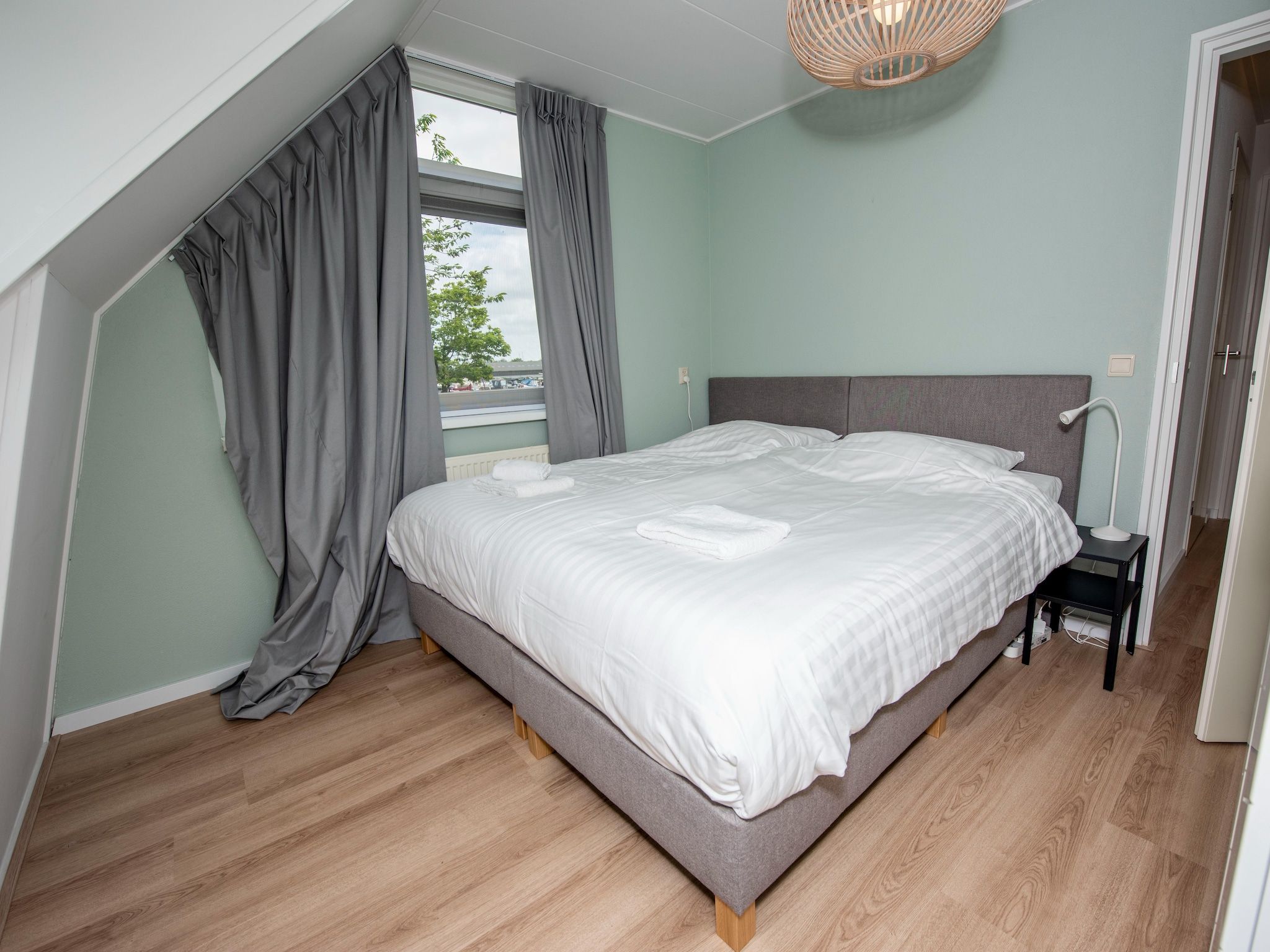 Een slaapkamer van Villa aan het water in Terherne in Terherne