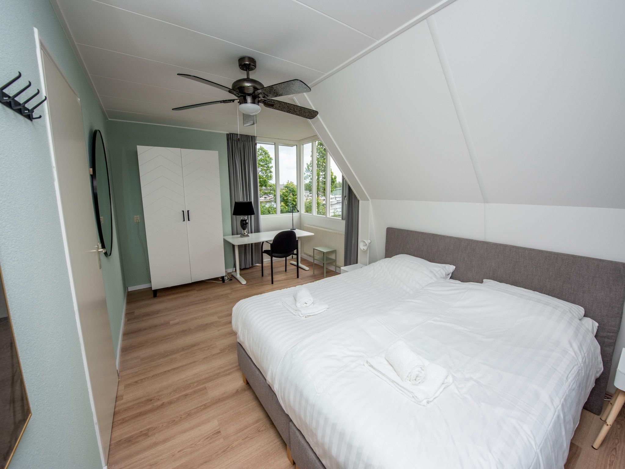 Een slaapkamer van Villa aan het water in Terherne in Terherne