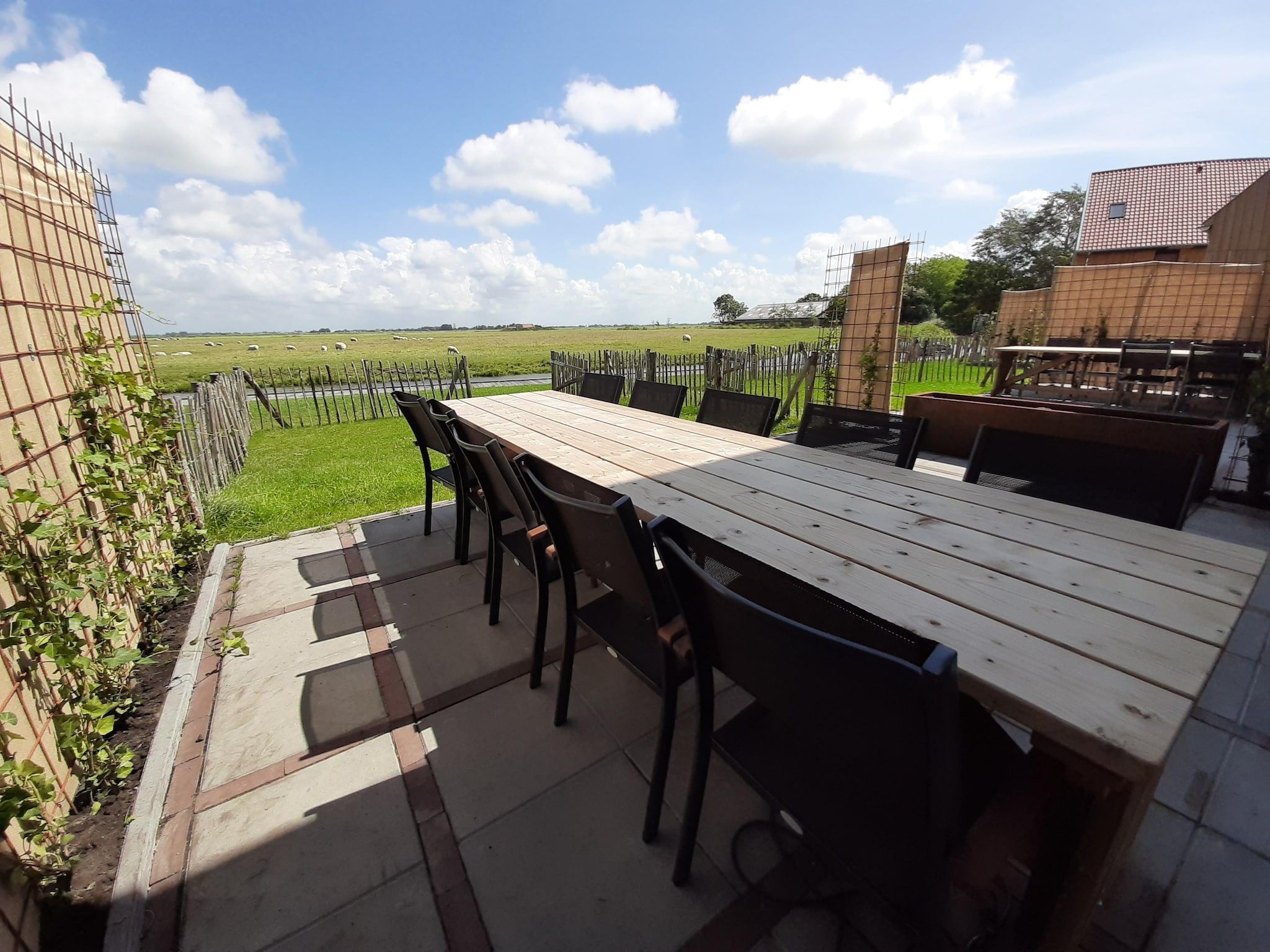 Voorzieningen bij 20 persoons villa in Leons