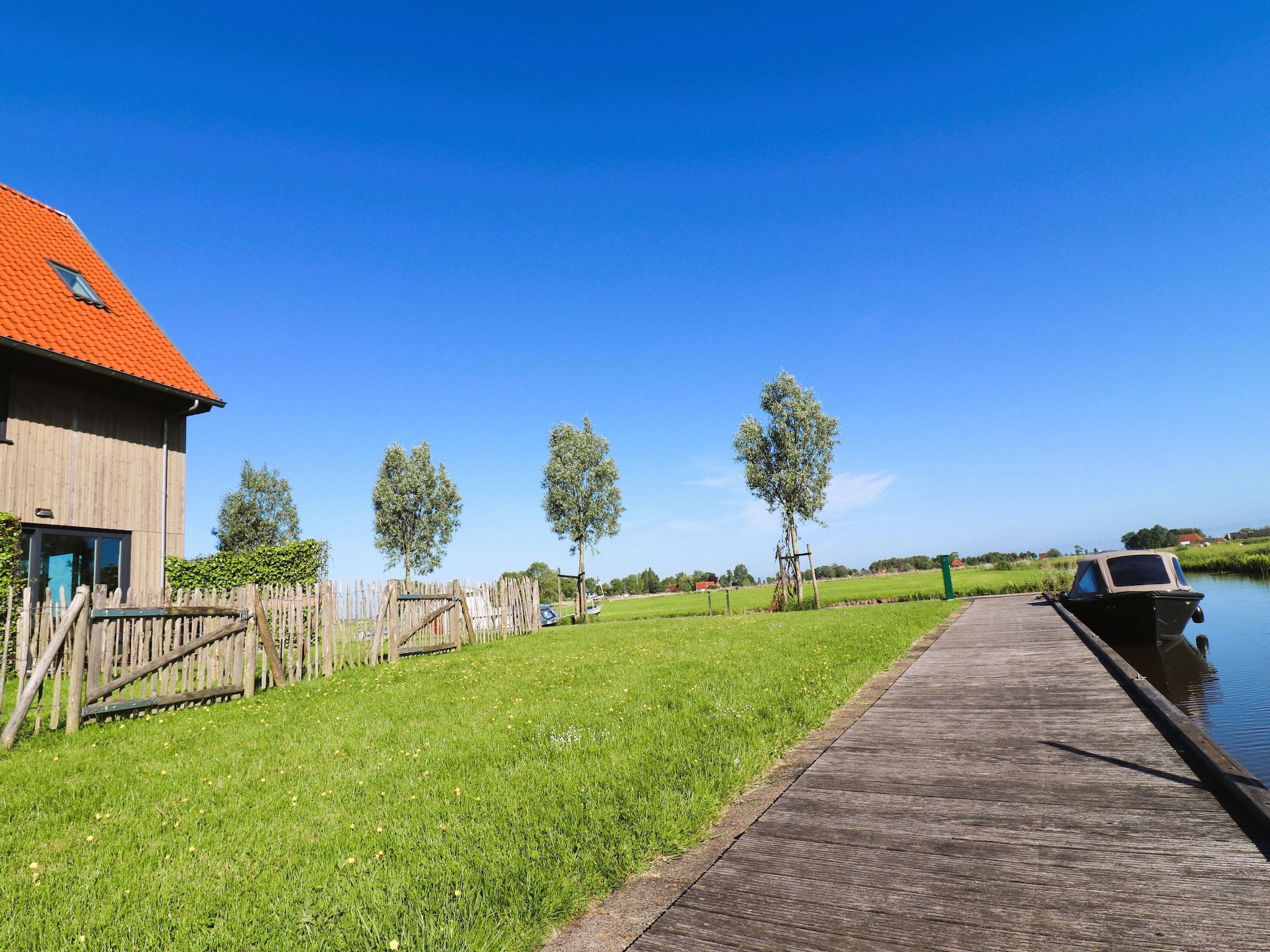 De tuin van 20 persoons villa in Leons