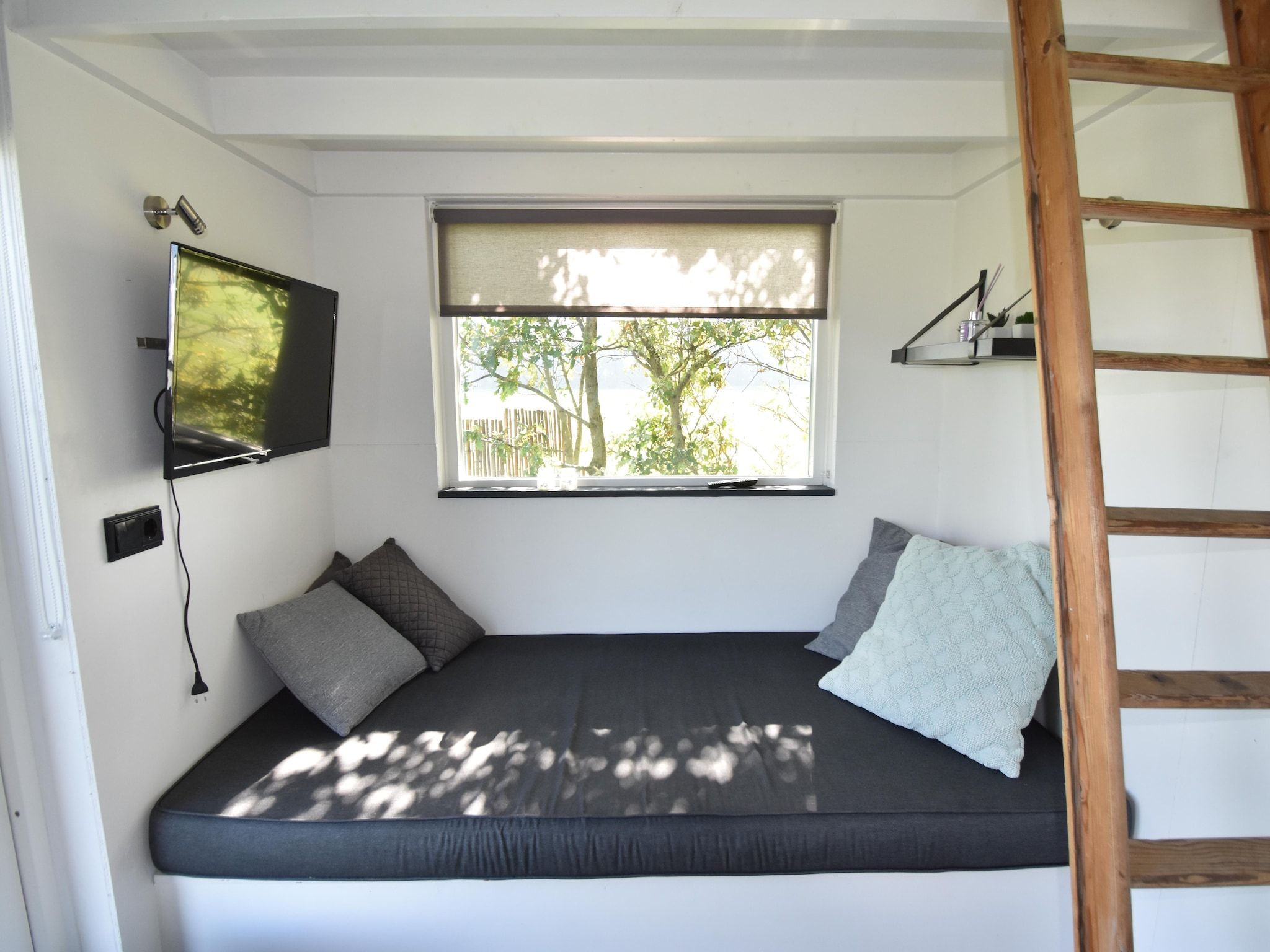 De woonkamer van Tiny House in Burgerbrug