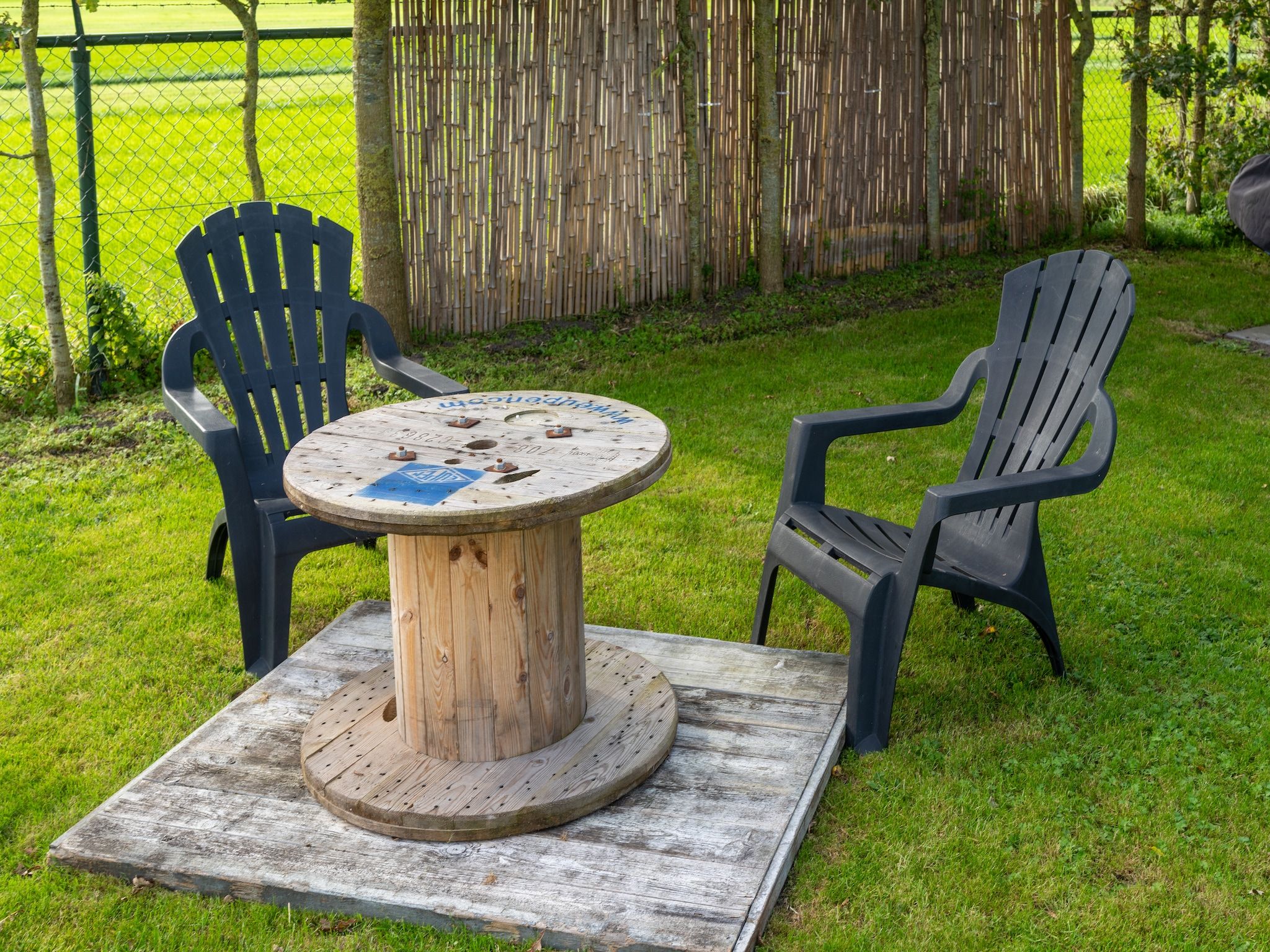 Het terras van Tiny House in Burgerbrug