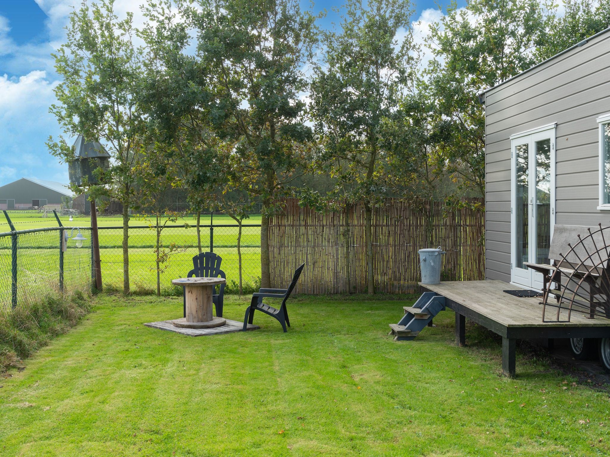 Het terras van Tiny House in Burgerbrug