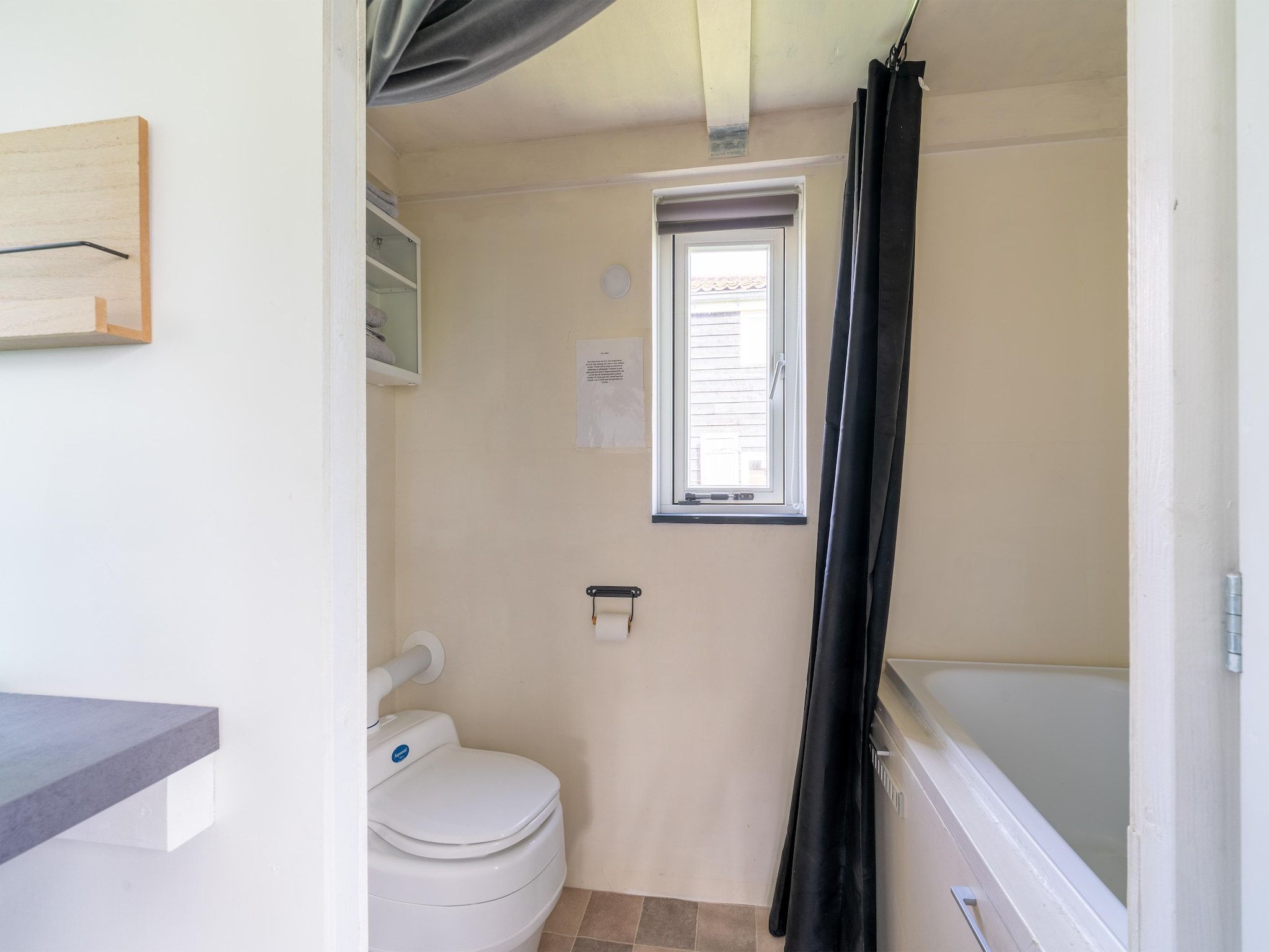 De badkamer van Tiny House in Burgerbrug