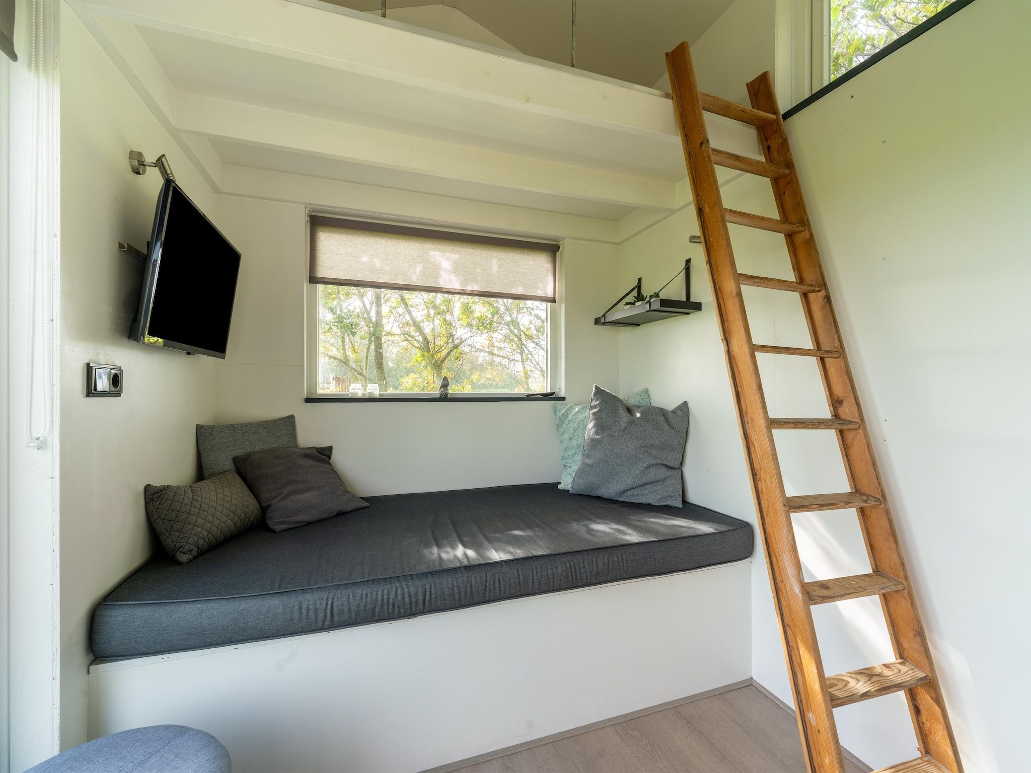 De woonkamer van Tiny House in Burgerbrug