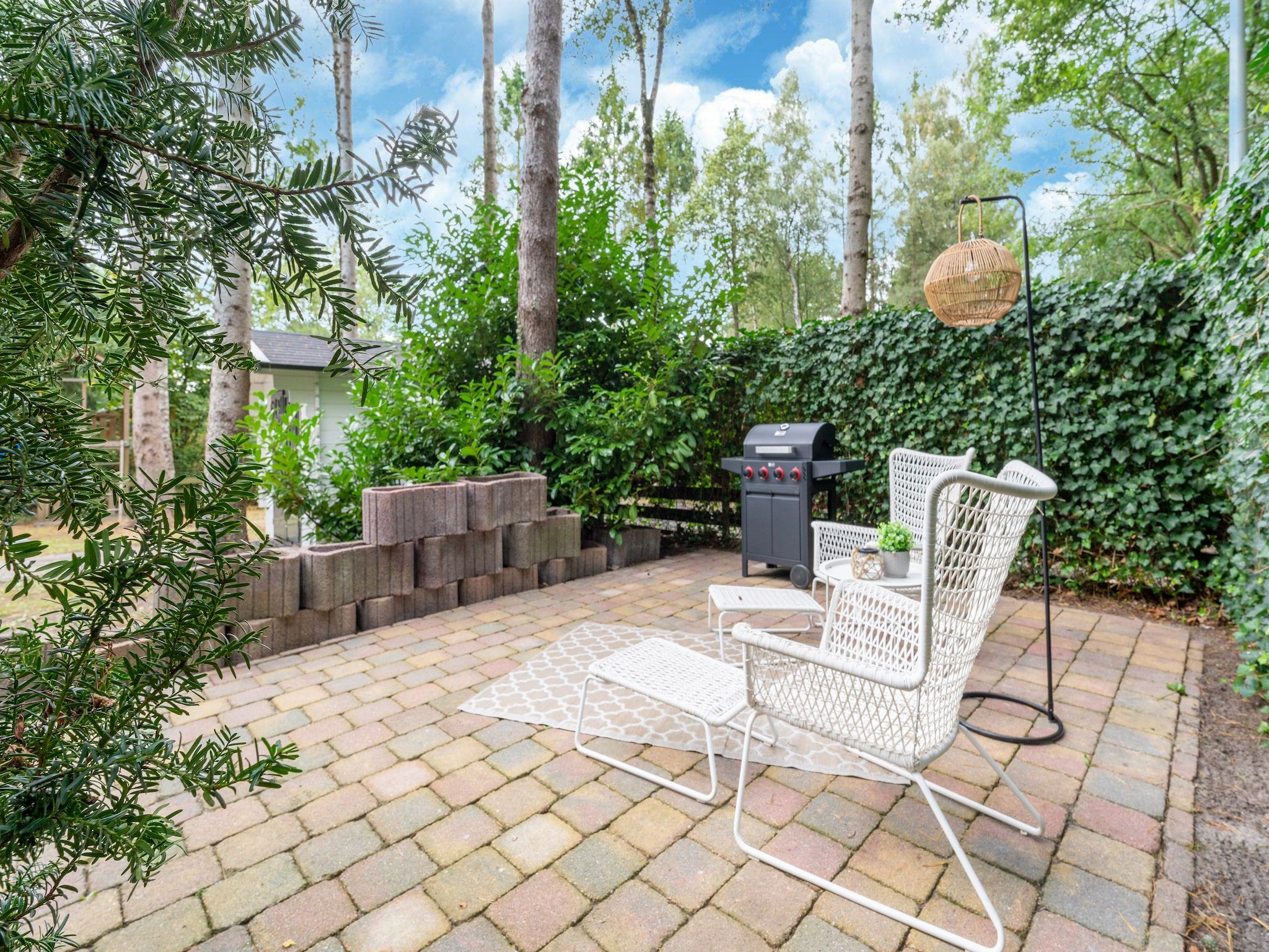 Het terras van Boshuisje Joy in Gelderland