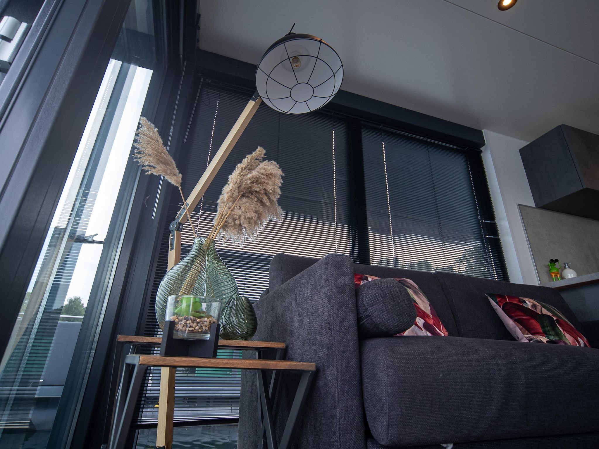 De woonkamer van Houseboat Marina Mookerplas 1 in Middelaar