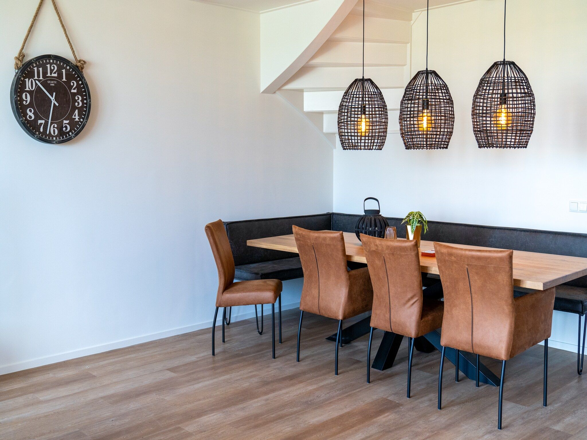 De eetkamer van 20 persoons villa in Leons