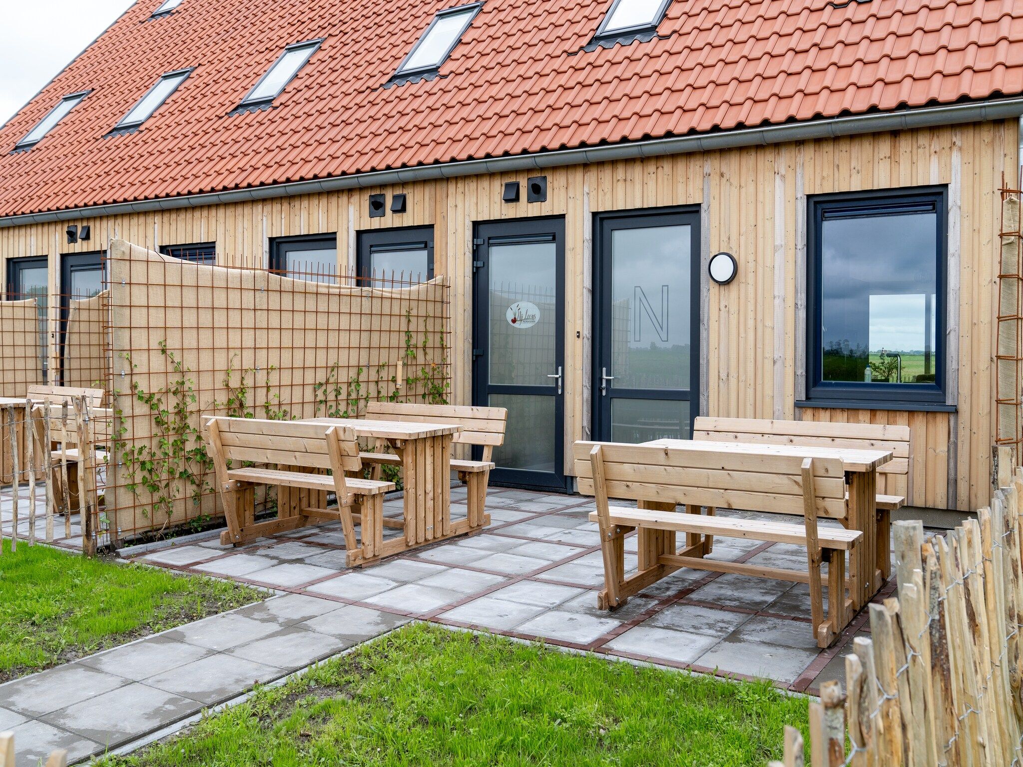 Het terras van 20 persoons villa in Leons