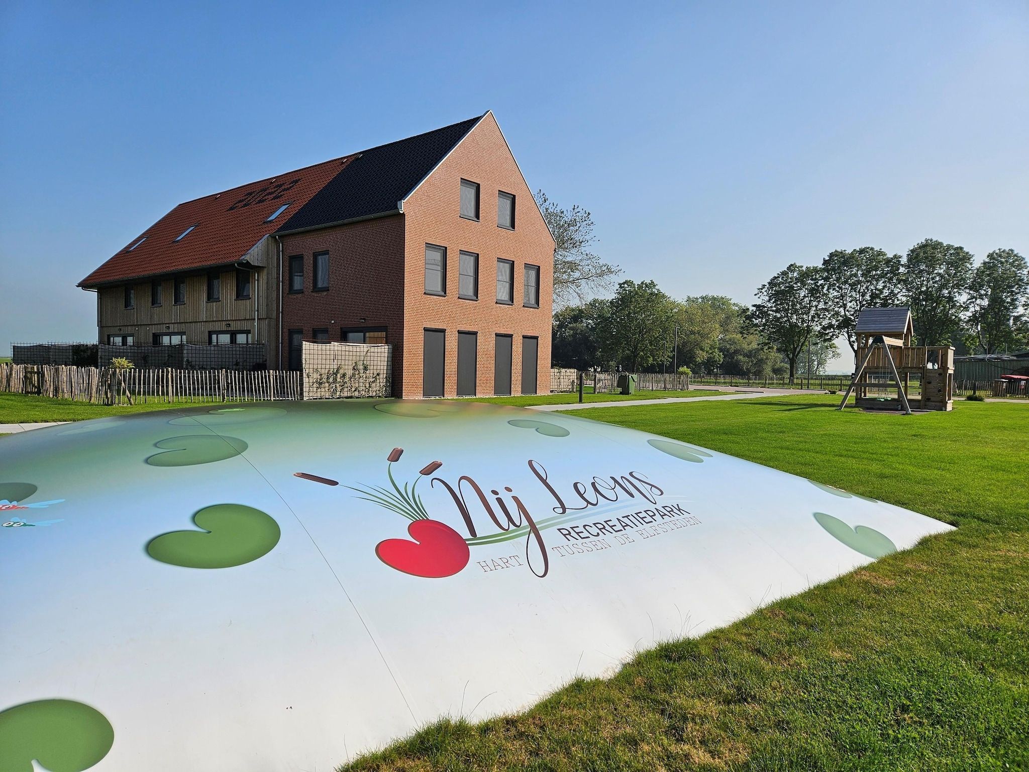 Voorzieningen bij 20 persoons villa in Leons