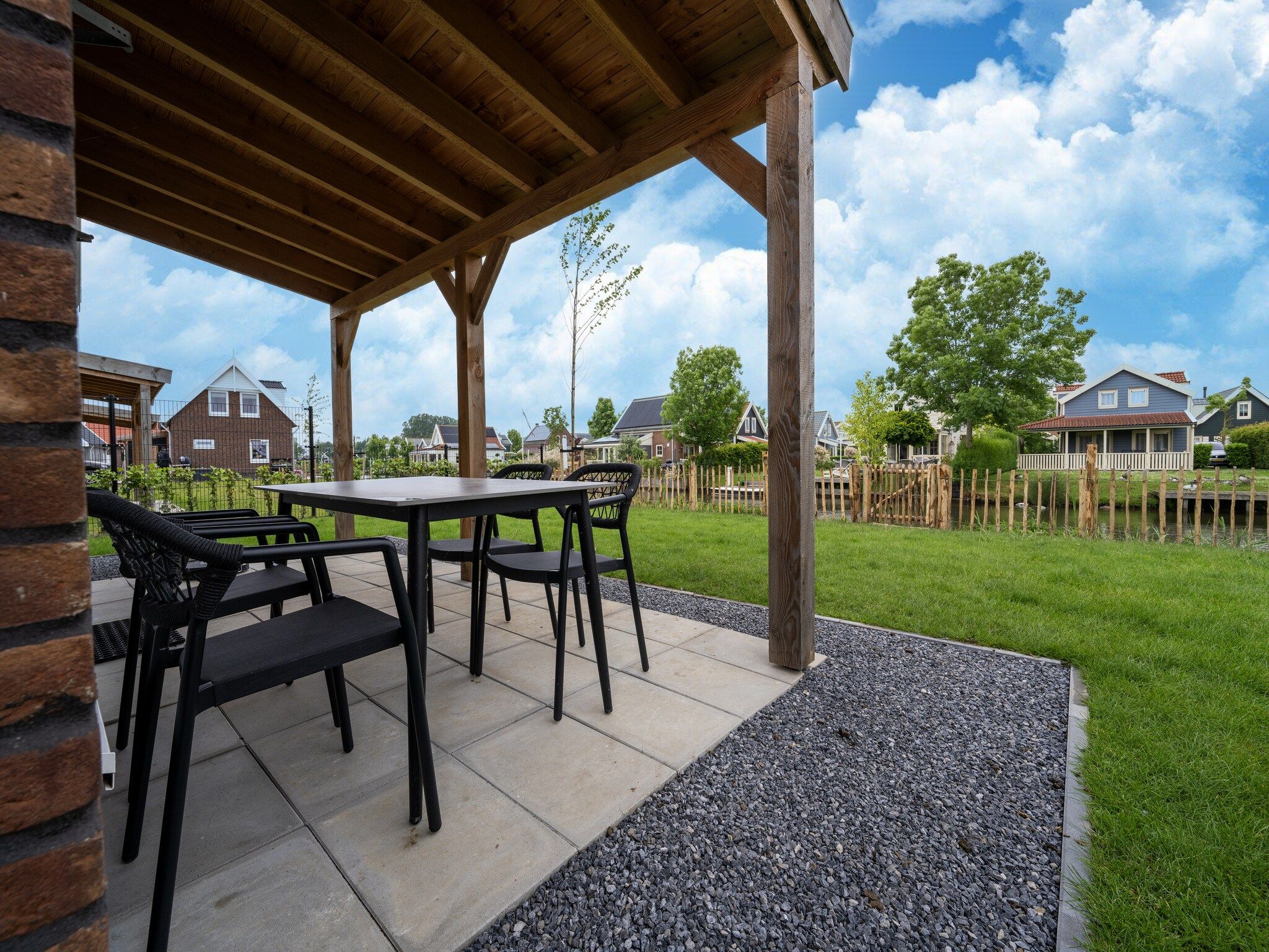 Het terras van Strandloper 129 in Simonshaven