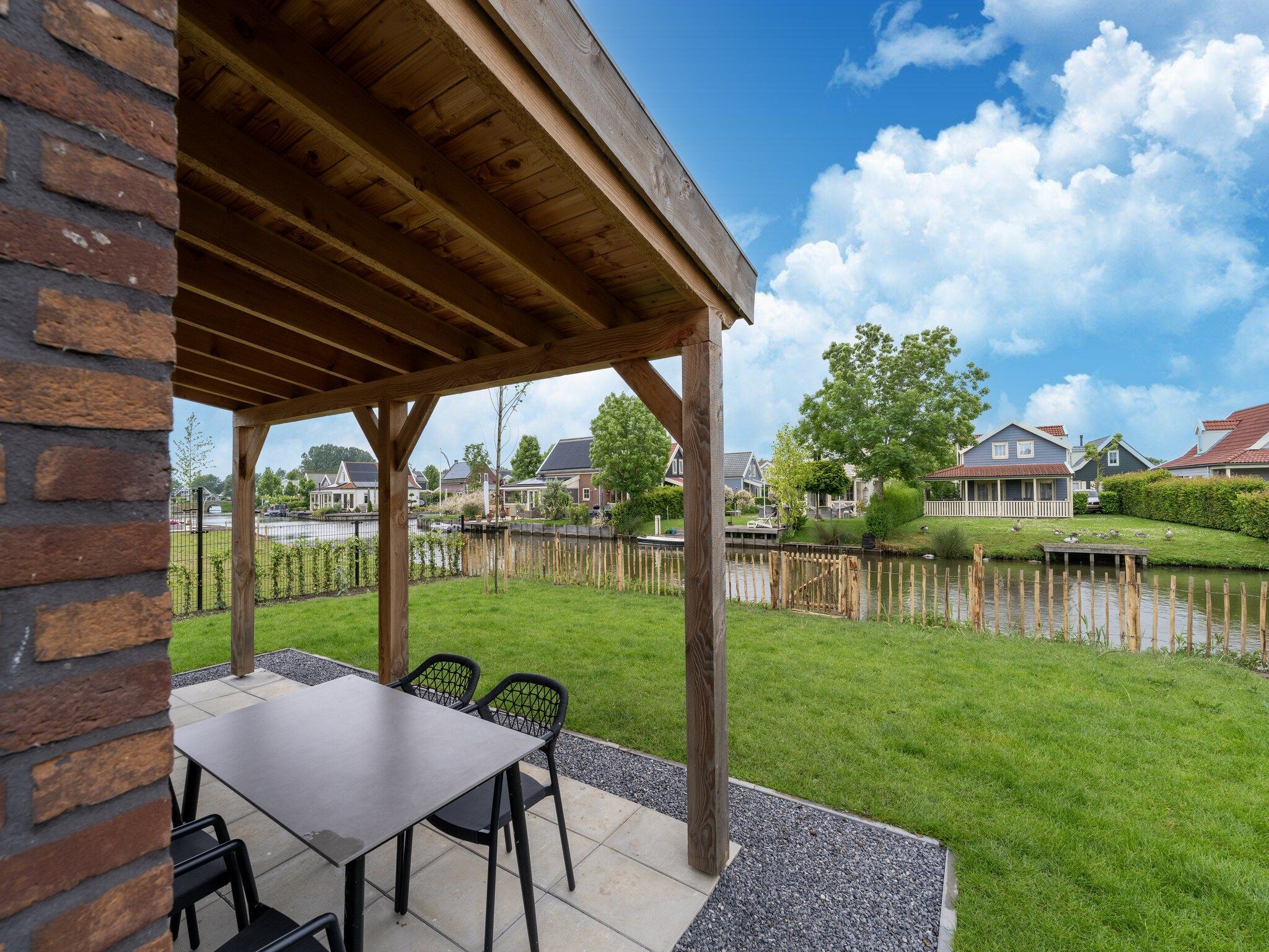 Het terras van Strandloper 129 in Simonshaven
