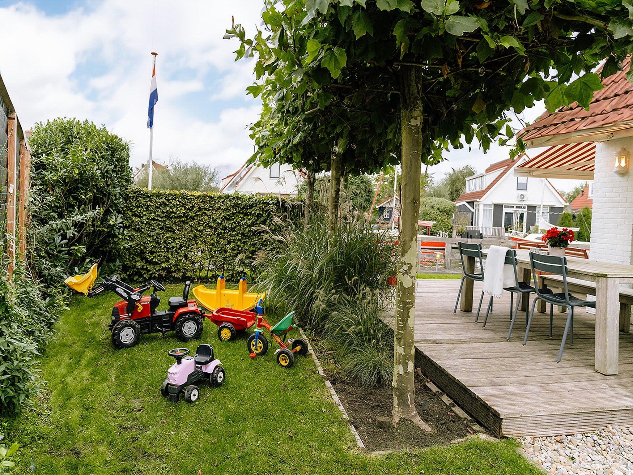 De tuin van De Wetterkant in Grou