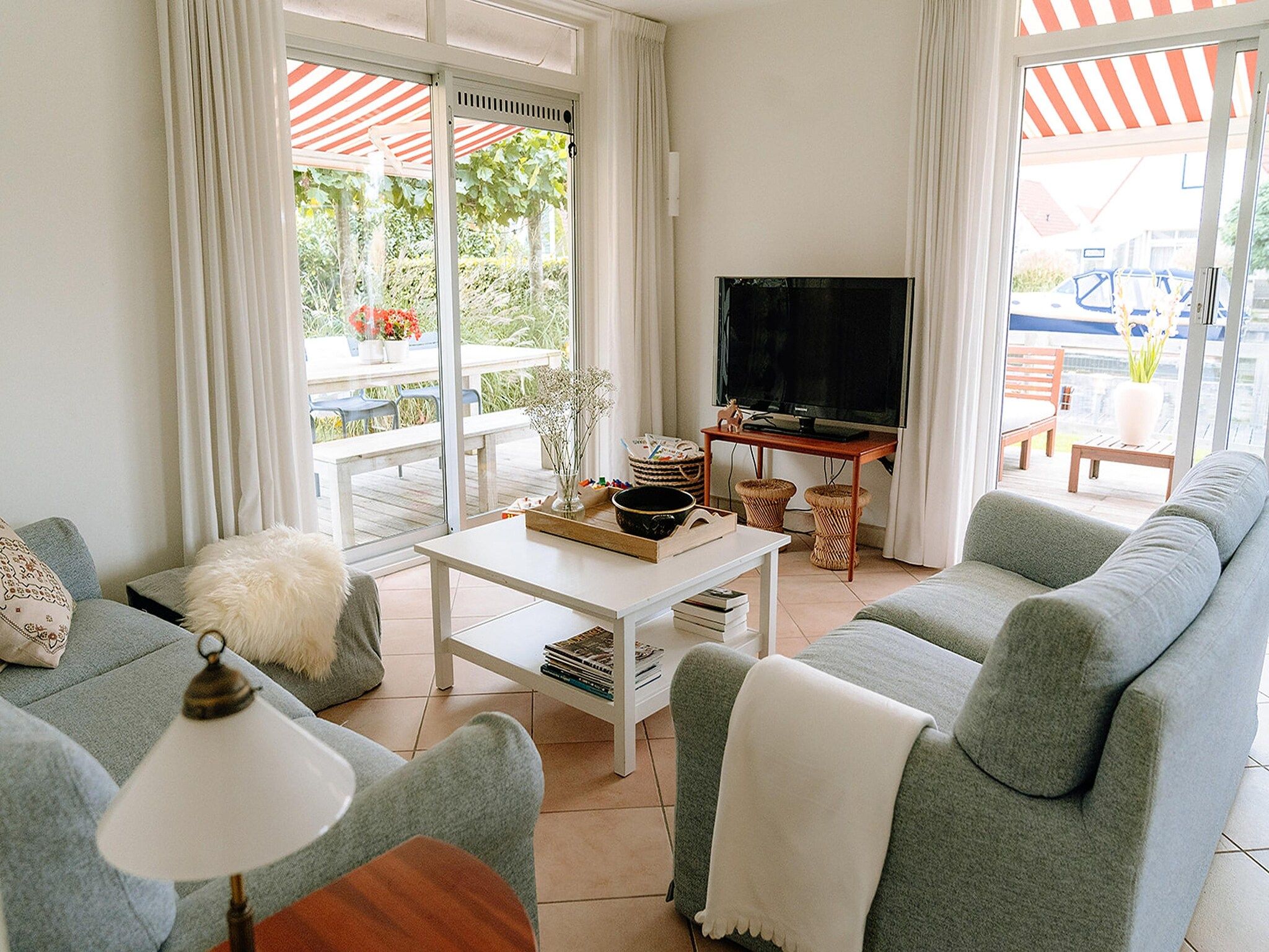 De woonkamer van De Wetterkant in Grou