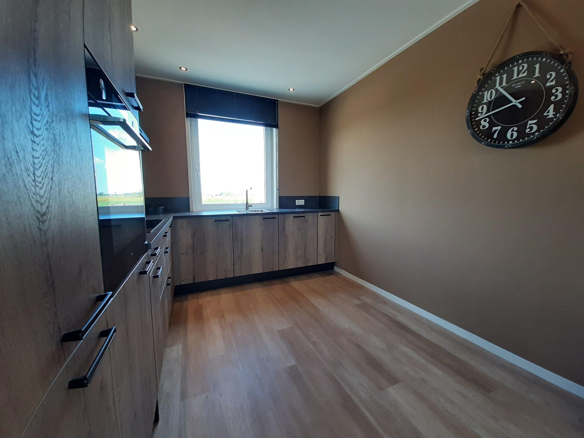 De keuken van combinatie van 2x 10 persoons woning in Leons