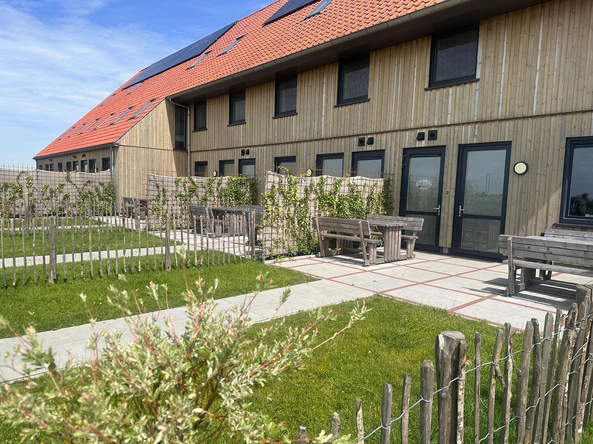 De buitenkant van combinatie van 2x 10 persoons woning in Leons