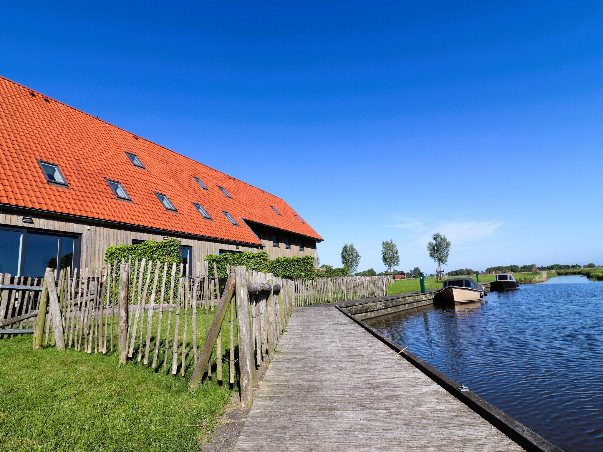 De tuin van combinatie van 2x 10 persoons woning in Leons