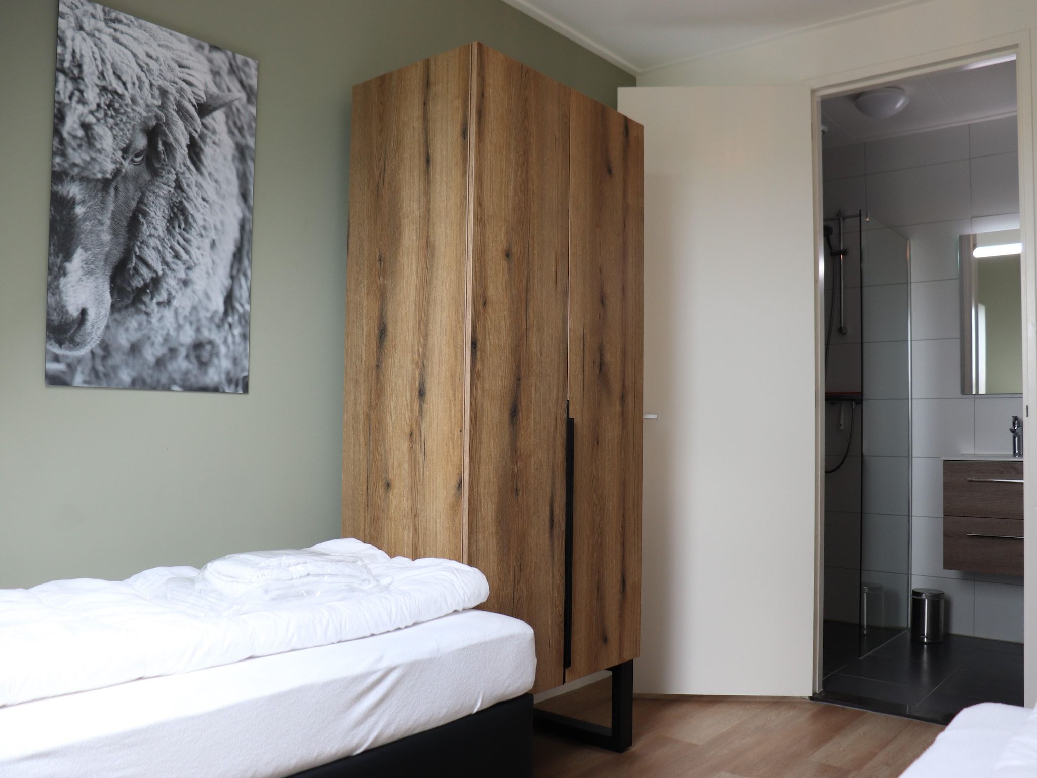 Een slaapkamer van combinatie van 2x 10 persoons woning in Leons