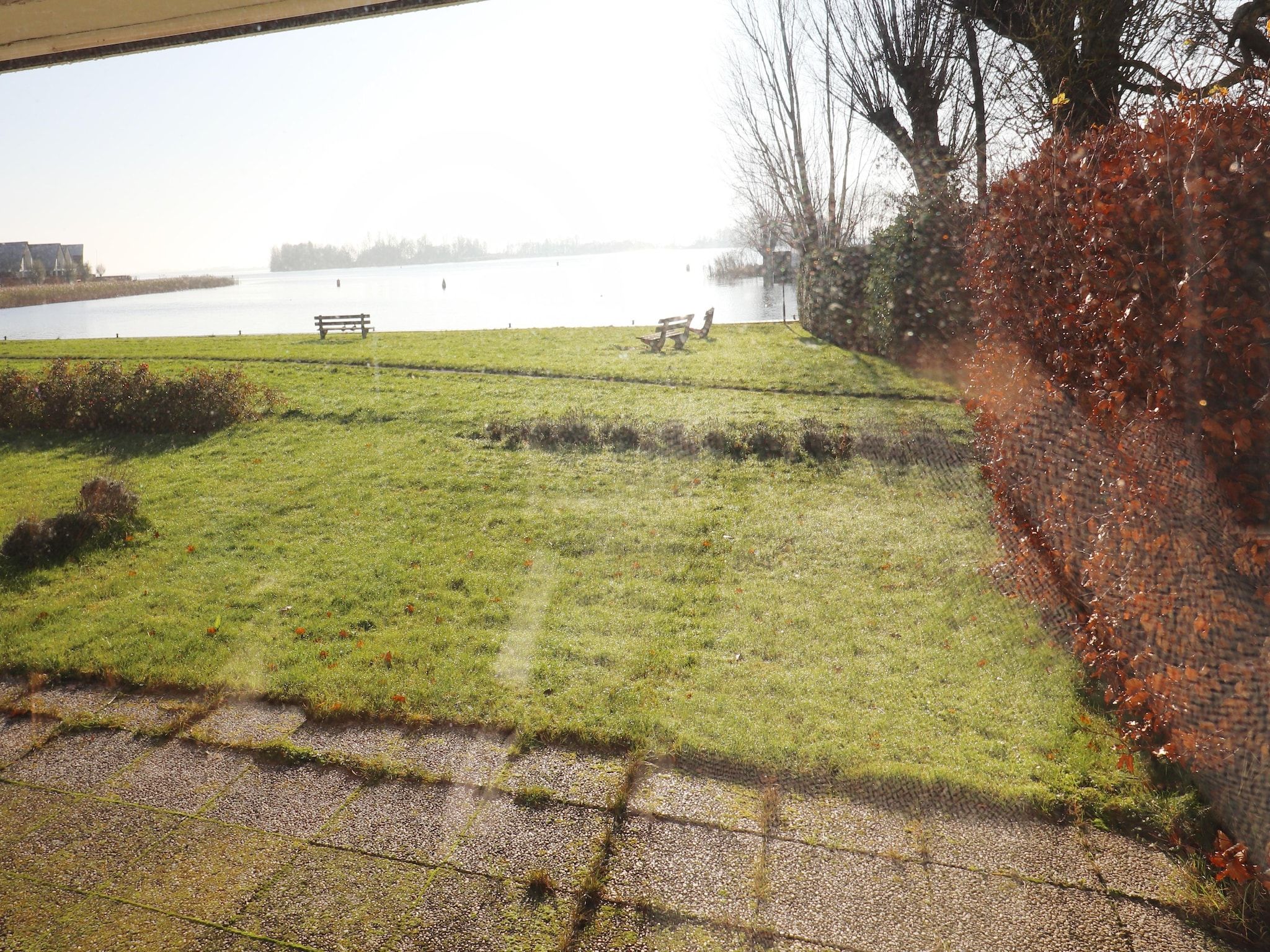 De tuin van Appartement aan het meer in Heeg in Heeg