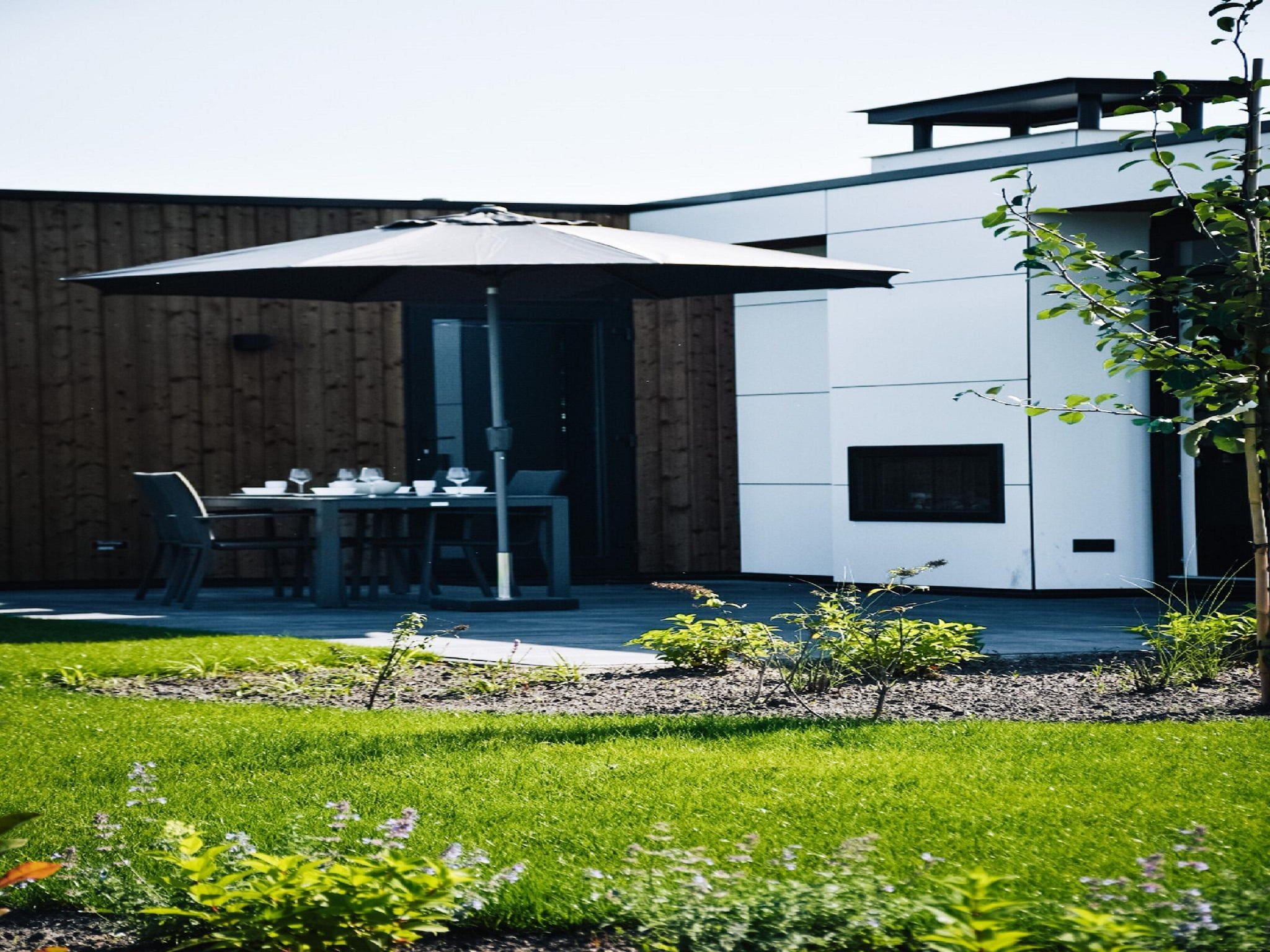 Het terras van MarinaPark Nieuw Loosdrecht 1 in Nieuw-Loosdrecht