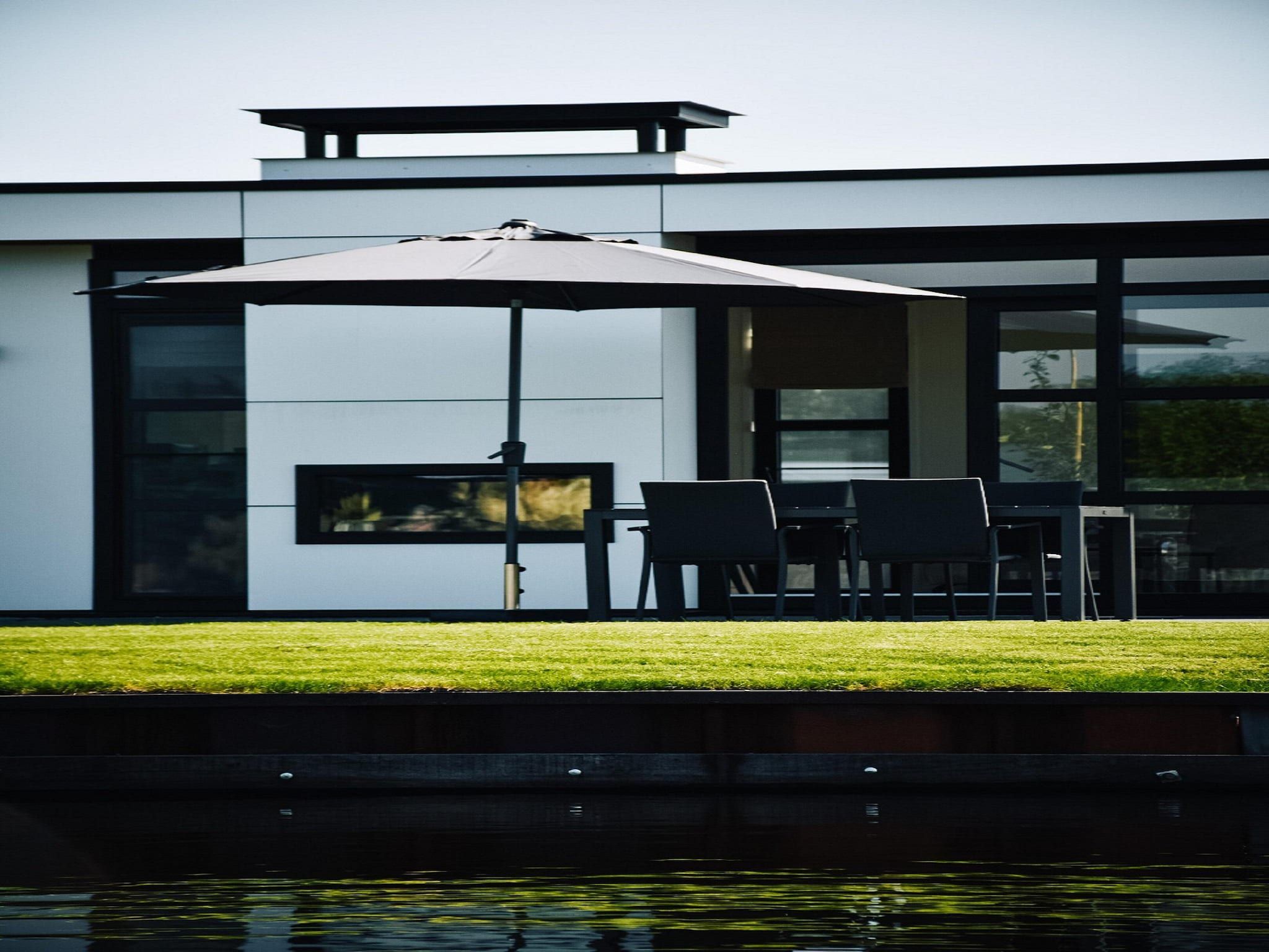 De tuin van MarinaPark Nieuw Loosdrecht 1 in Nieuw-Loosdrecht