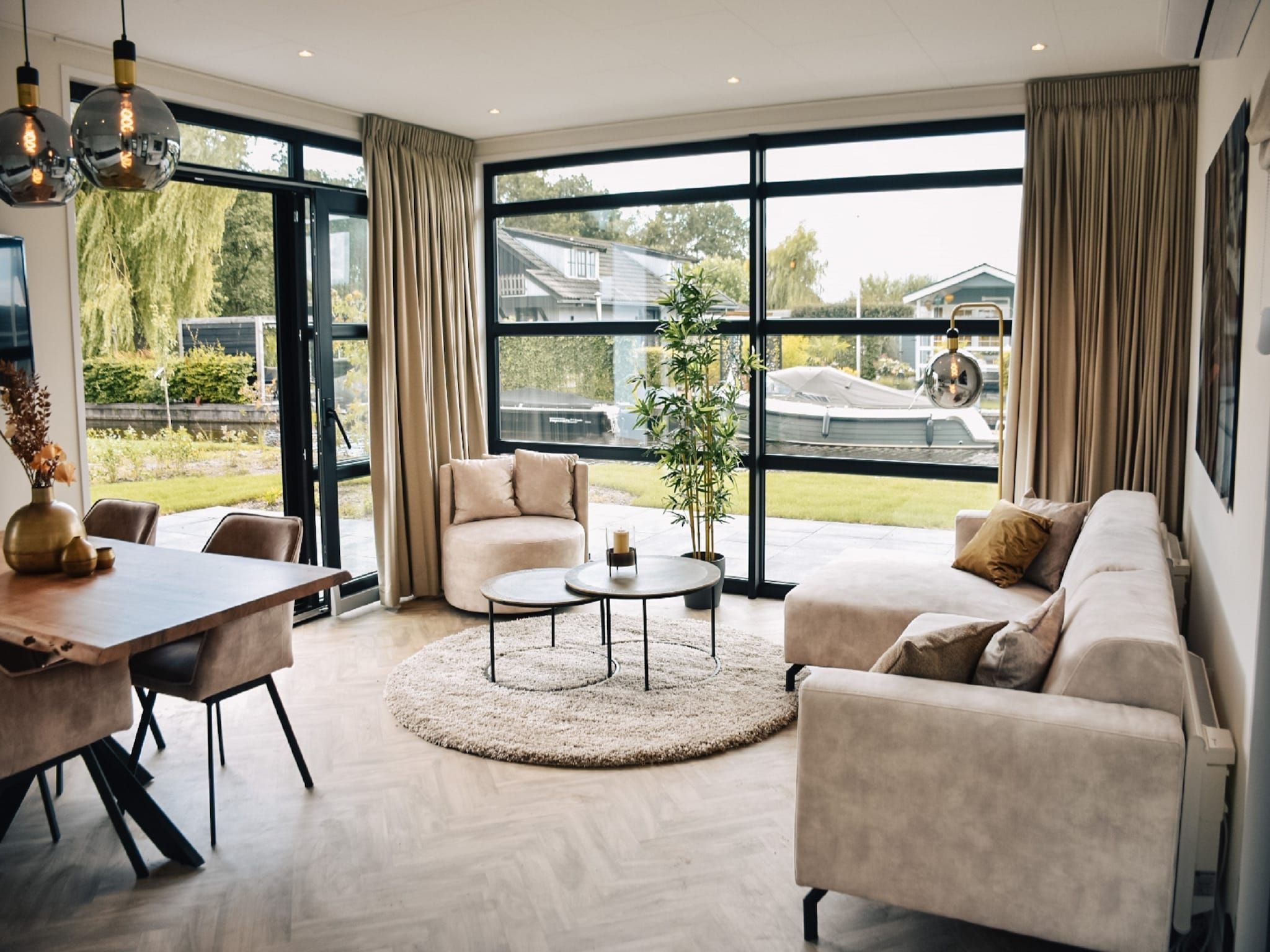 De woonkamer van MarinaPark Nieuw Loosdrecht 1 in Nieuw-Loosdrecht
