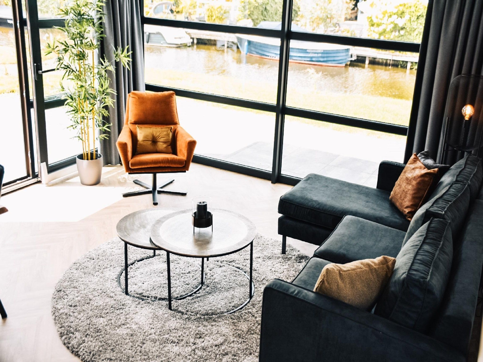 De woonkamer van MarinaPark Nieuw Loosdrecht 1 in Nieuw-Loosdrecht