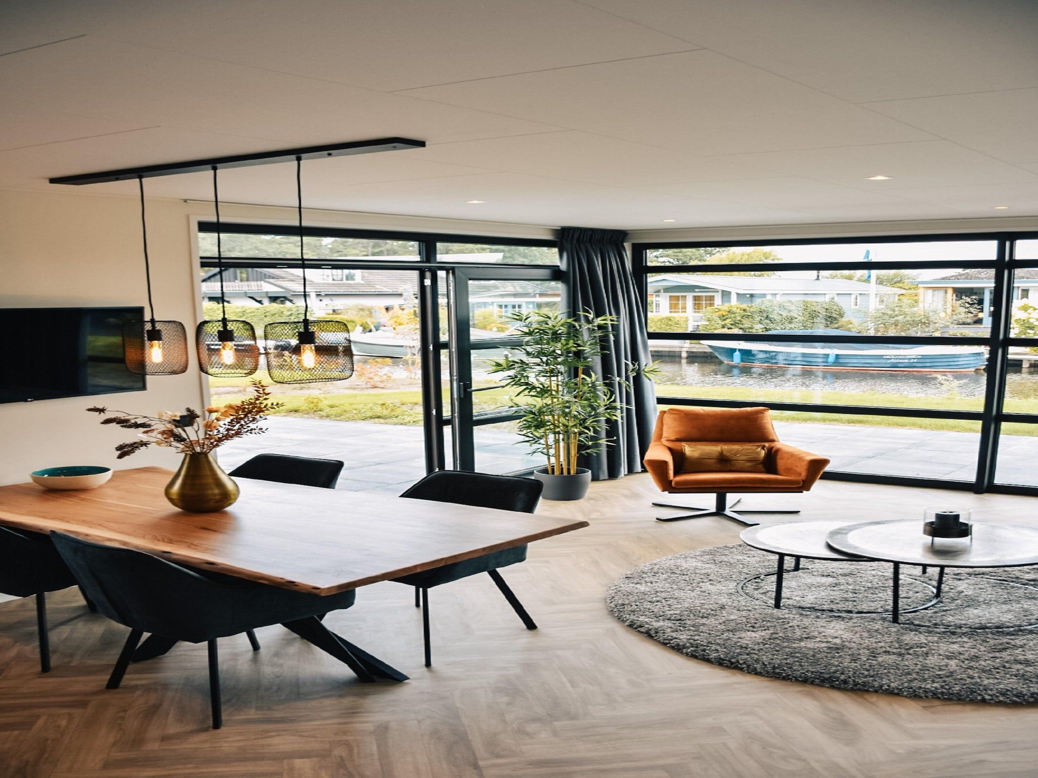 De woonkamer van MarinaPark Nieuw Loosdrecht 1 in Nieuw-Loosdrecht
