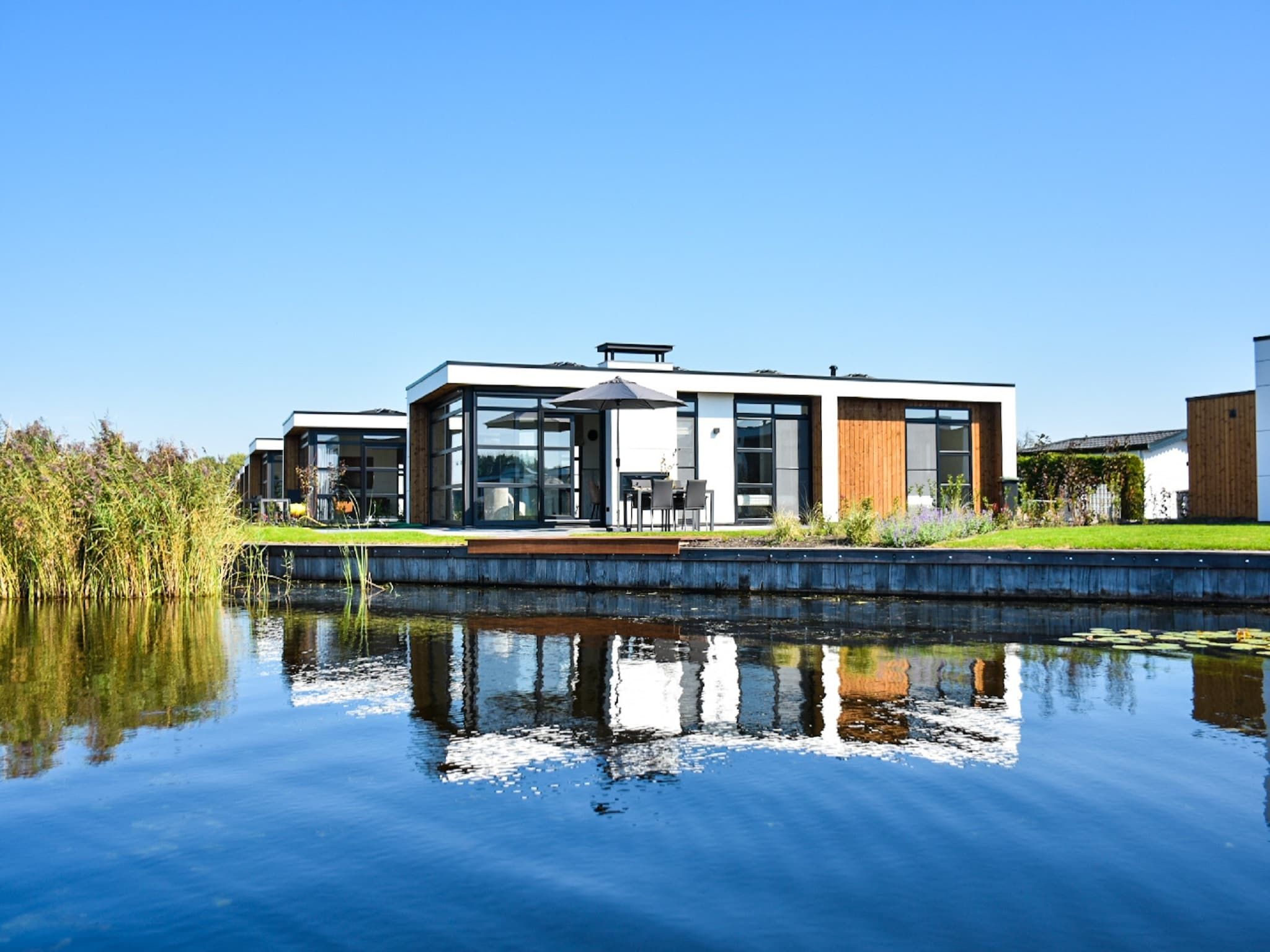 De buitenkant van MarinaPark Nieuw Loosdrecht 2 in Nieuw-Loosdrecht
