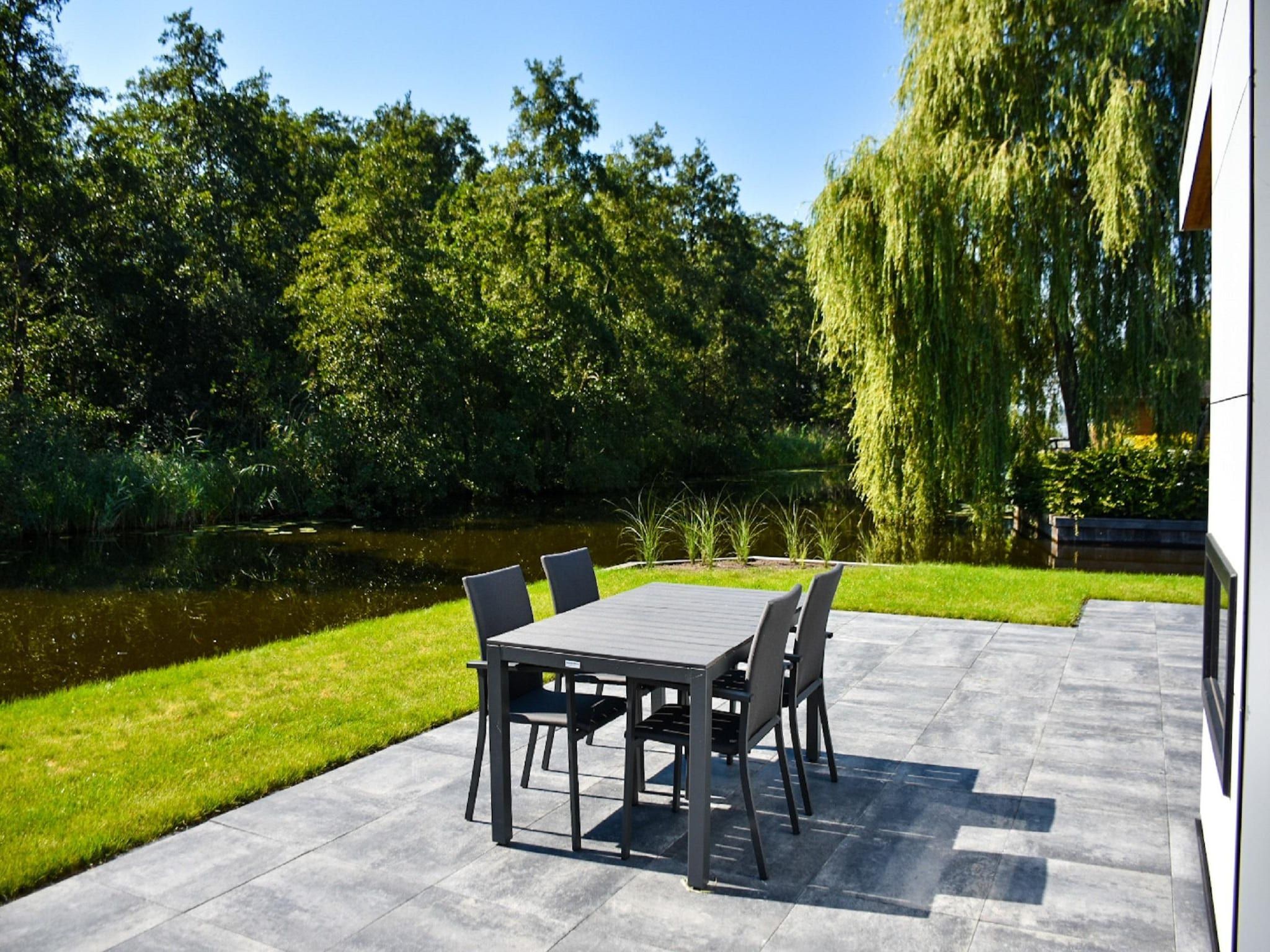 De tuin van MarinaPark Nieuw Loosdrecht 2 in Nieuw-Loosdrecht